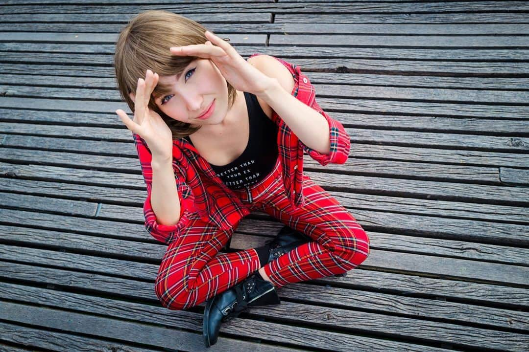 アンジェリーク・アバチキナのインスタグラム：「Sometimes to find yourself you gotta loose yourself first.... ♾  #photoshoot #red #bridge #shooting」