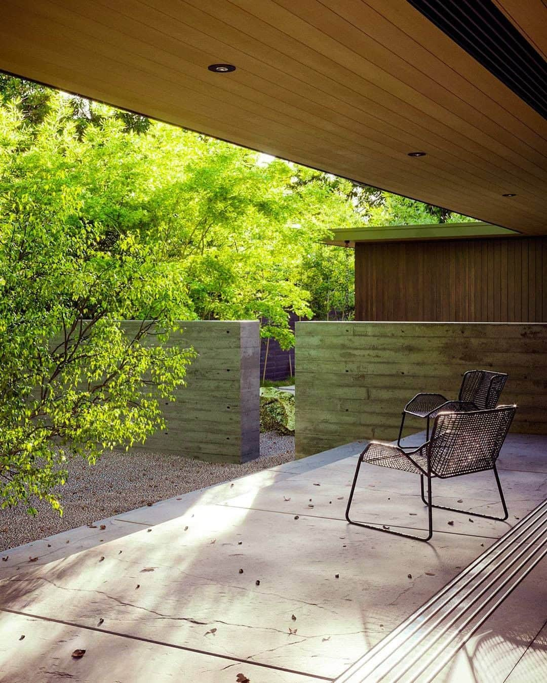 Architecture - Housesさんのインスタグラム写真 - (Architecture - HousesInstagram)「⁣ 𝗧𝗵𝗲 𝗦𝗮𝗻𝗰𝘁𝘂𝗮𝗿𝘆 🌲⁣ ⁣ Each interior space of this home is paired with its own landscape moment, allowing the architecture and landscape to flow into each other.🌿⁣ The structure floats on piers, allowing the building to participate in dialogue with the trees on site while protecting the root areas. The floor plate projects beyond the building envelope and dissolves into balconies to blur the sense of indoor/outdoor while at the same time lifting the building up from the ground. ⁣ ⁣ Swipe left to discover this impressive home.💙⁣ _____⁣⁣⁣⁣⁣ 📐 @feldmanarchitecture⁣ 📸 @insight_vis⁣ 📍Palo Alto, USA⁣ #archidesignhome⁣ _____⁣⁣⁣⁣⁣ #architecture #architecture_lovers #architecturephotography ⁣⁣ #architecturelovers #architecturephoto #modernarchitecture #architecturedesign #architectures⁣⁣⁣ #archilovers #architect #arquitectura #casas⁣」9月30日 0時50分 - _archidesignhome_