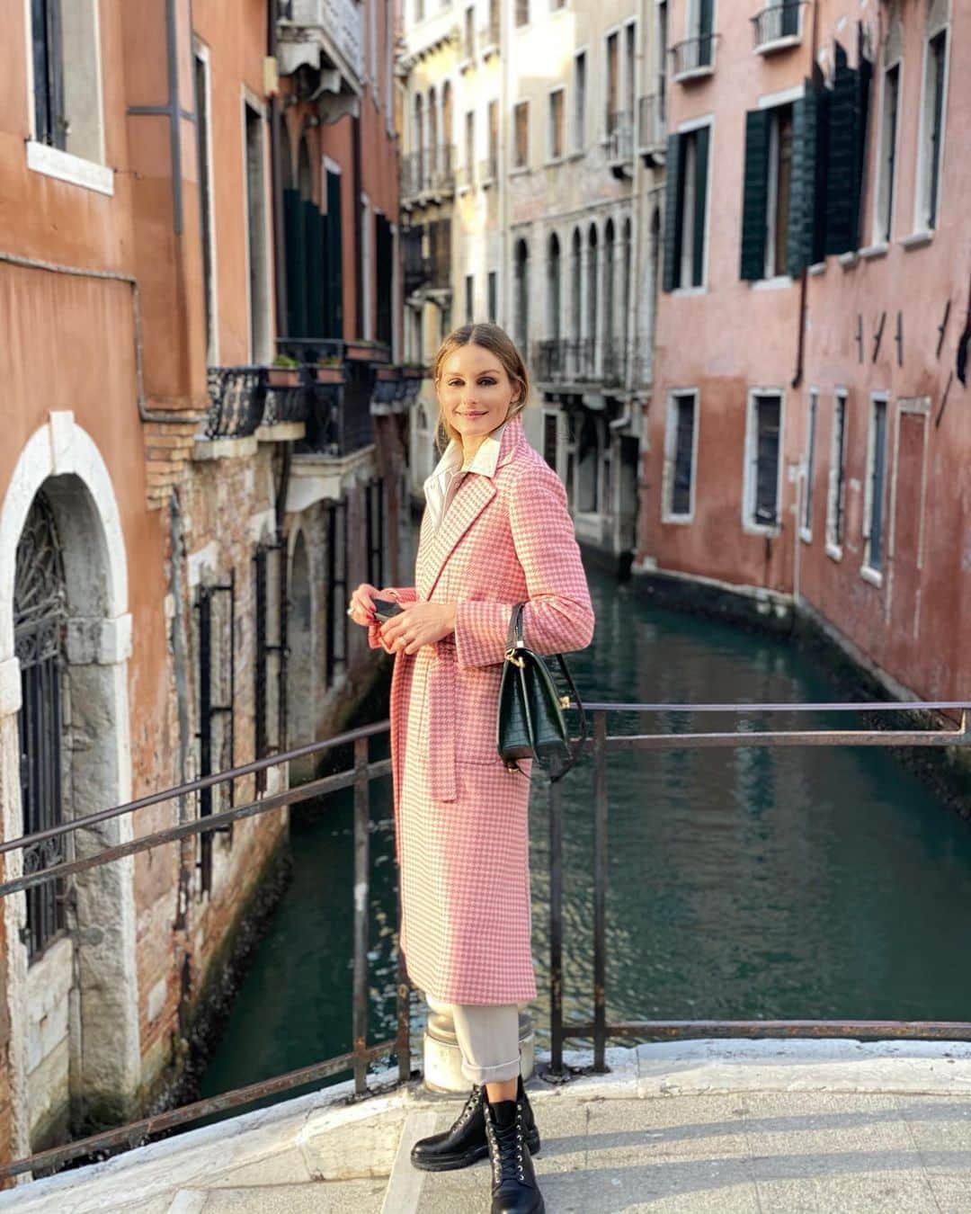 オリヴィア・パレルモのインスタグラム：「Quick detour to visit Venice! 🚤⁣ ⁣ 🧥: @maxandco⁣ 👜: @thevolon⁣ 🥾: @gianvitorossi」