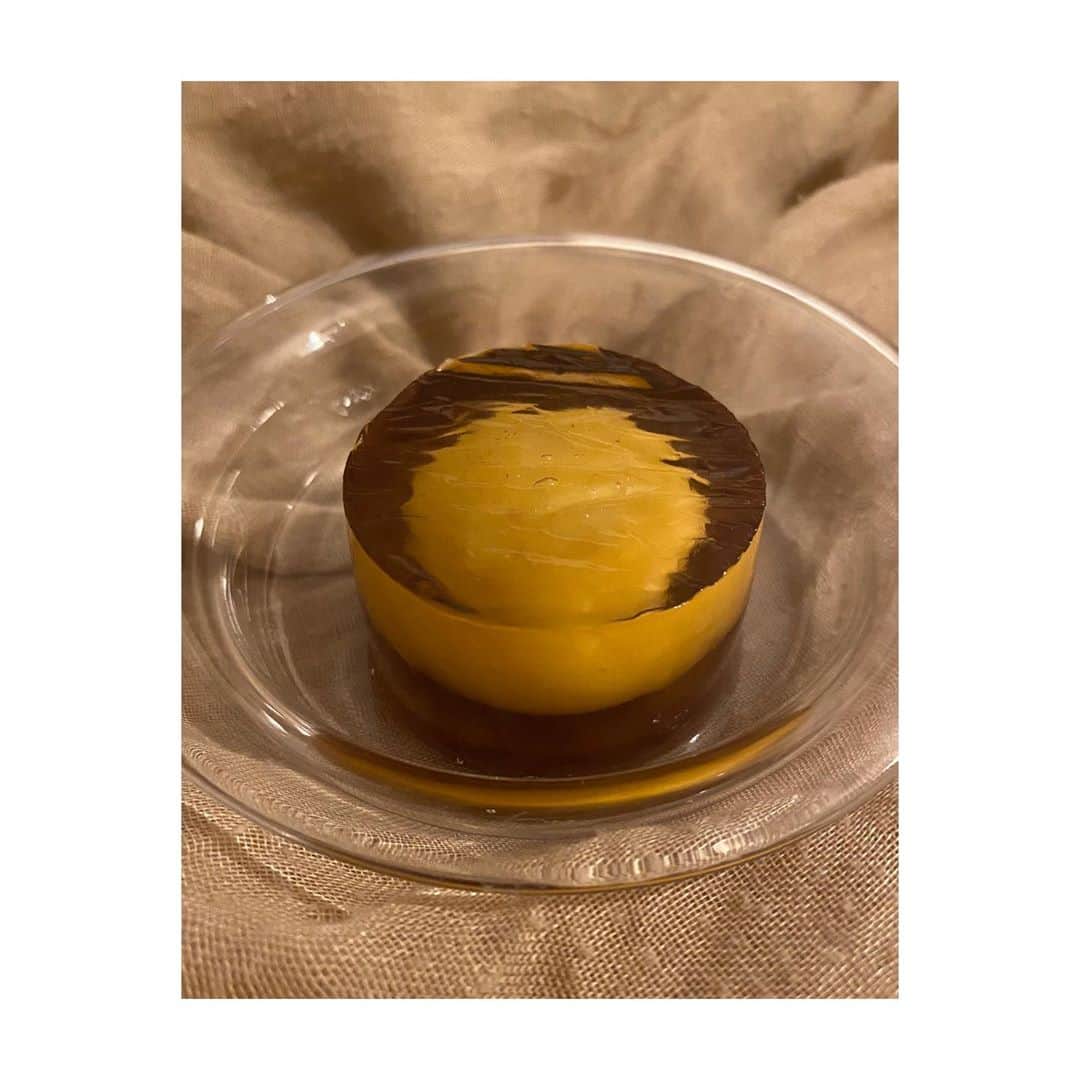 のインスタグラム：「... お教室で教わった"湖面の月"という和菓子が美しく、 ゆらゆらと波打つ湖に月が浮かんでいるようで、 本当の湖面の月を見ている気持ちになりました😌 (そしてしっかり美味しくいただきました) ' 生きていると色々なことがあるけれど、 私は今日も起きて働いてご飯食べてお風呂入って、 そして寝床までたどり着いた🥱💭 そんな自分、偉いね！って、言ってあげるんだ✌️ そして明日もまた起きた自分を褒めてあげよう🌼 みんなも今日1日生きたね☺️ 明日も頑張ってもいいし、 頑張らなくてもいいから、 あなたの時間を過ごしてね🌱 おやすみなさい🌙」