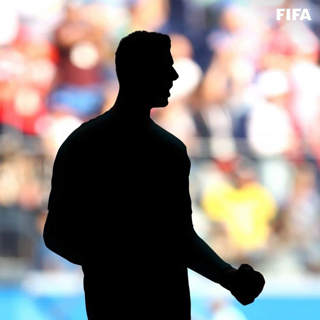 FIFAワールドカップさんのインスタグラム写真 - (FIFAワールドカップInstagram)「WHO AM I? 😎 *Clue: He was the adidas Golden Glove winner at the 2018 #WorldCup.  #WhoAmI #GuessWho #GuessThePlayer」9月30日 1時06分 - fifaworldcup
