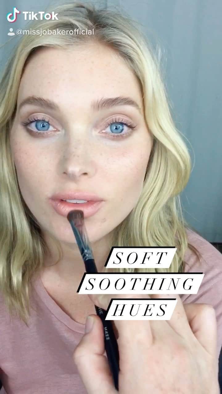 JO BAKERのインスタグラム：「Soothing hues... soft and gentle everyday #makeup on @hoskelsa #elsahosk #campaign #jobakermakeupartist #soft #pretty #gentle #soothing #bridalmakeup #weddingmakeup #naturalmakeup #makeuptutorial」