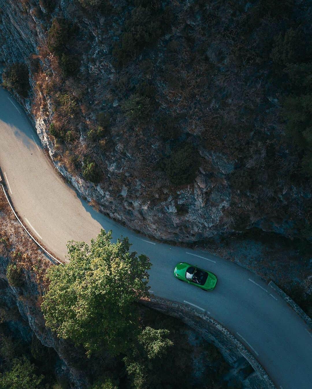 Porscheさんのインスタグラム写真 - (PorscheInstagram)「Find the world's most epic routes - 'ROADS' by Porsche is the online scenic routing community for those who seek to navigate the greatest roads on the planet. Head to our IG Story and join the conversation.」9月30日 1時02分 - porsche