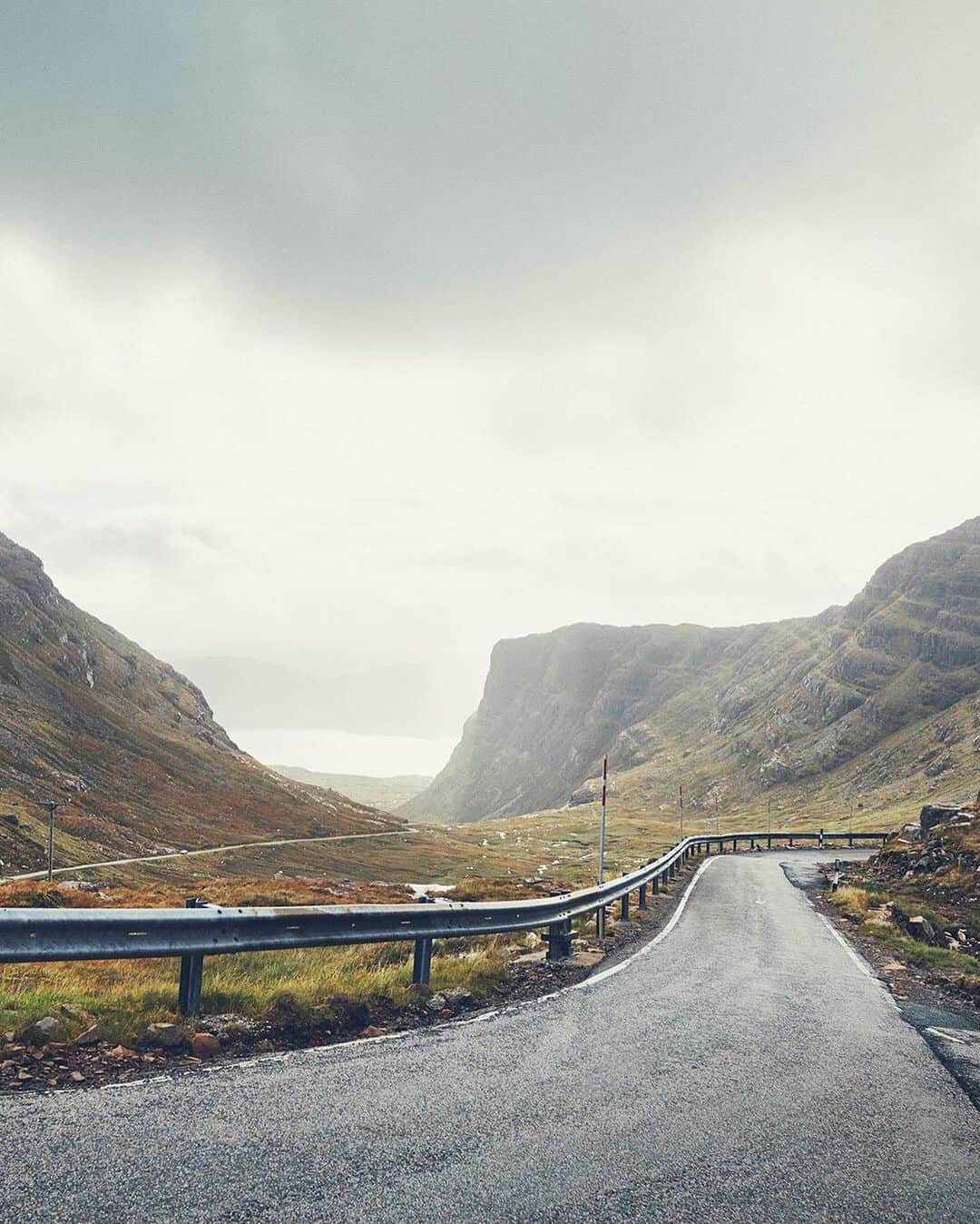 Porscheさんのインスタグラム写真 - (PorscheInstagram)「Find the world's most epic routes - 'ROADS' by Porsche is the online scenic routing community for those who seek to navigate the greatest roads on the planet. Head to our IG Story and join the conversation.」9月30日 1時02分 - porsche