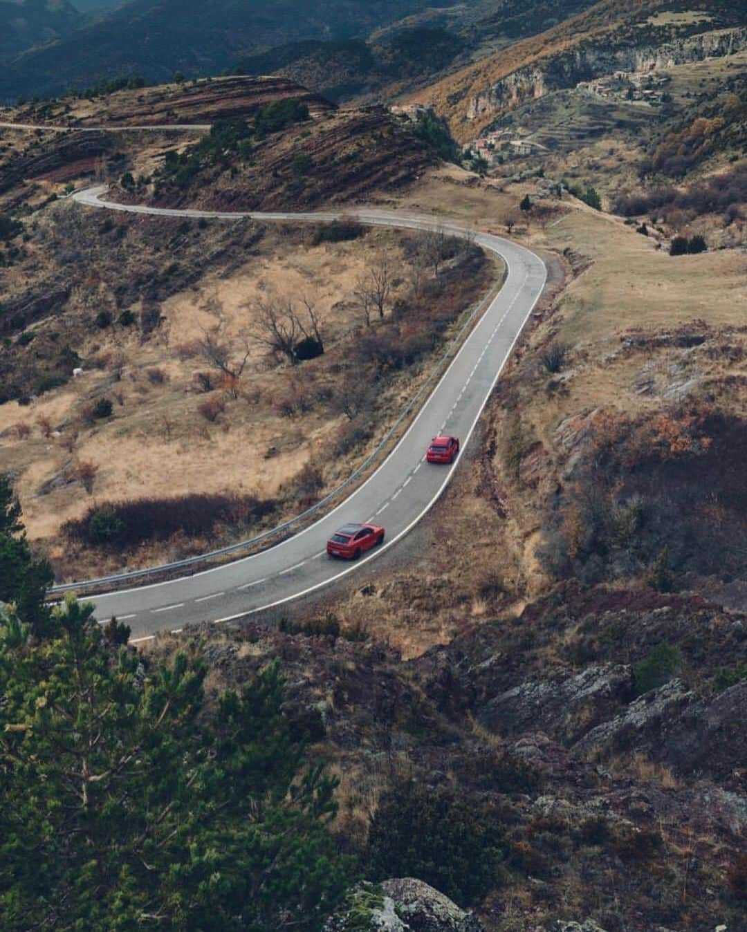 Porscheさんのインスタグラム写真 - (PorscheInstagram)「Find the world's most epic routes - 'ROADS' by Porsche is the online scenic routing community for those who seek to navigate the greatest roads on the planet. Head to our IG Story and join the conversation.」9月30日 1時02分 - porsche