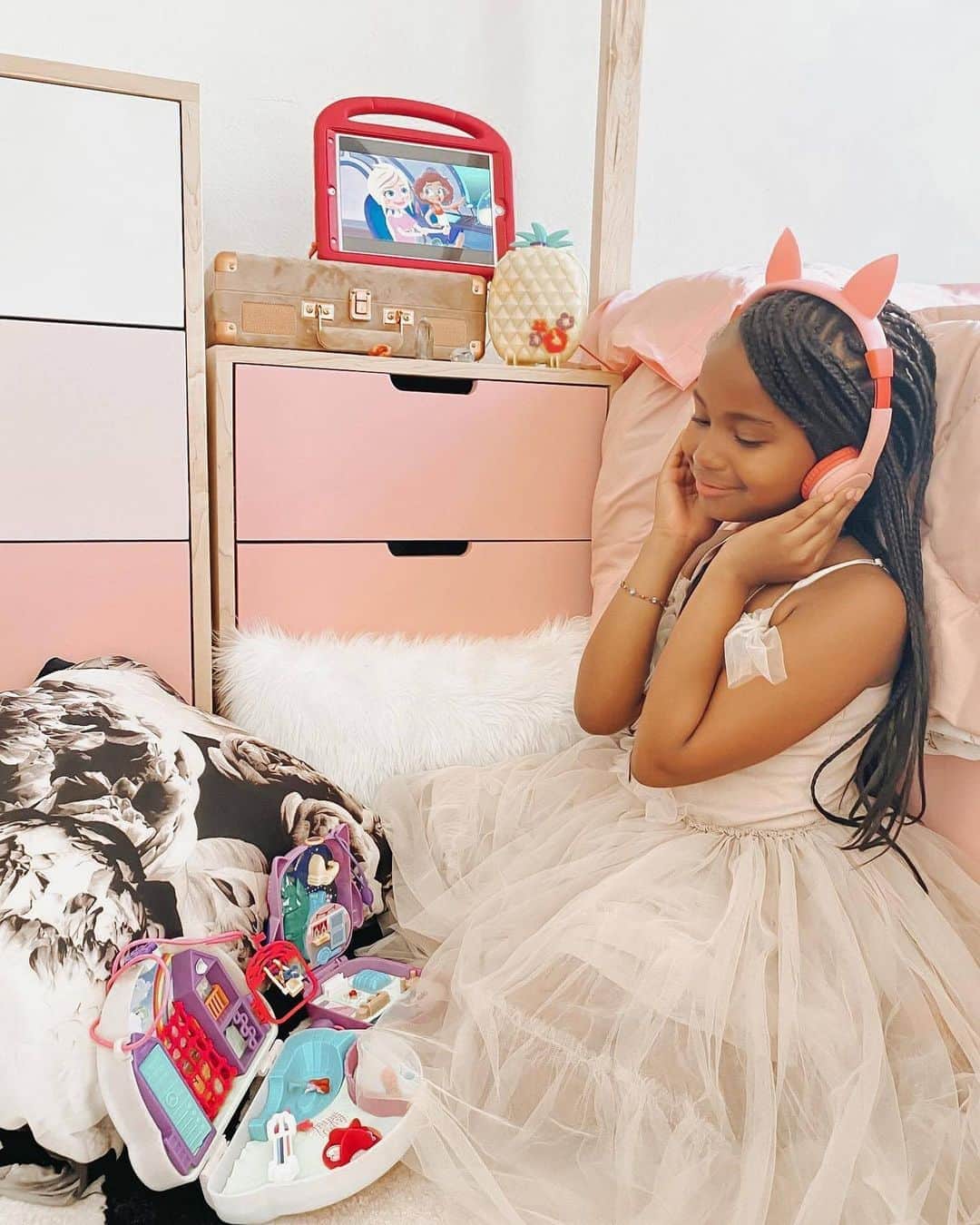Mattelさんのインスタグラム写真 - (MattelInstagram)「Tiny, mighty, and totally Polly. Have your kids caught up with #PollyPocket on @Netflix yet? 📷 @momcrushmonday」9月30日 1時03分 - mattel