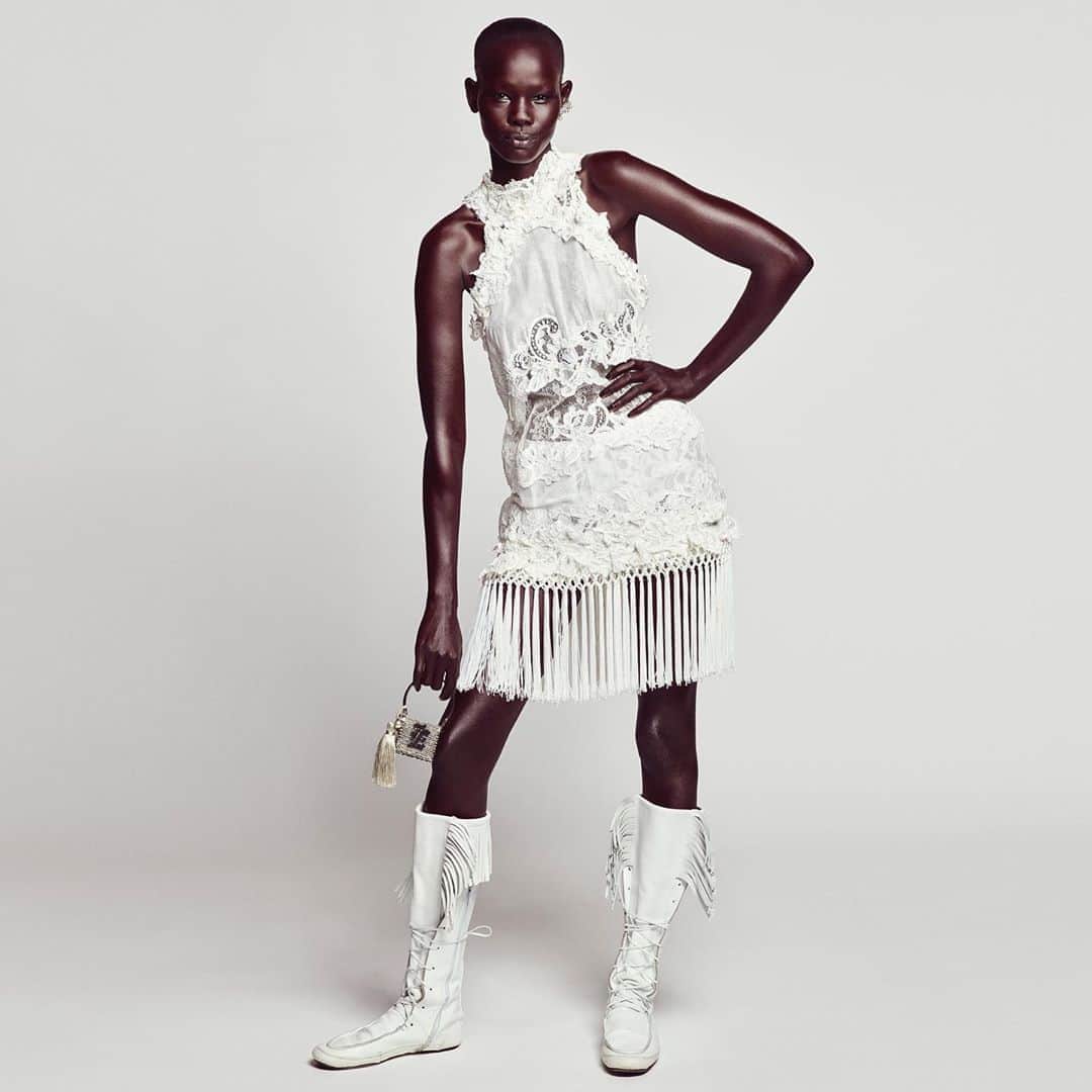 エルマンノシェルヴィーノさんのインスタグラム写真 - (エルマンノシェルヴィーノInstagram)「White mini dress with floral lace embroidery, fringes on the bottom and enriched by jewel accessories. . . . Photographer: @luigiandiango Talent: @shanellenyasiase  #ErmannoScervino #SS21」9月30日 1時04分 - ermannoscervino