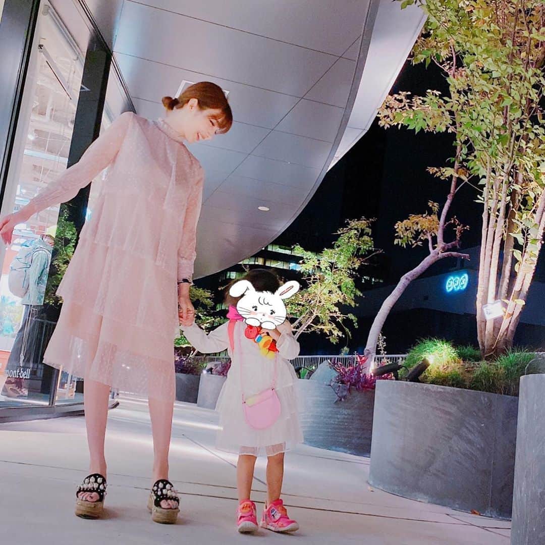 森下悠里さんのインスタグラム写真 - (森下悠里Instagram)「親子ワンピ ピンク💗白🤍黒🖤 - かなりオススメです💓 - スタイルカバーしながら 美脚魅せ&首元、袖がレースで スカートの上品なチュールも😉 - 近日中に発売決定✨✨ - #op #dress #linkcode #kidsfashion #mamafashion」9月30日 1時07分 - yuurimorishita