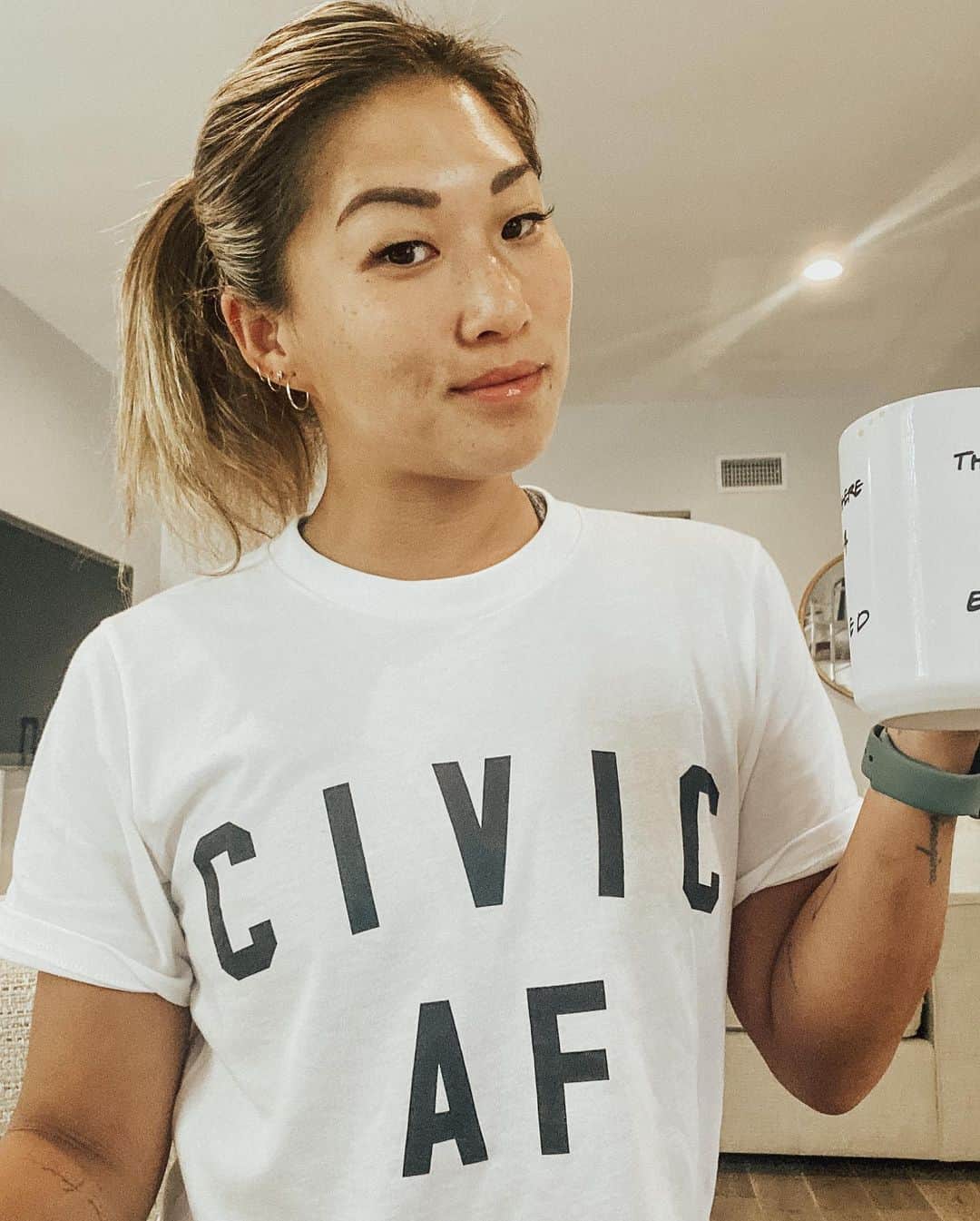ジェナ・アウシュコウィッツさんのインスタグラム写真 - (ジェナ・アウシュコウィッツInstagram)「Got my #civicaf tee, ready for the  Presidential debate tonight. Only, I’ll be holding a goblet of red wine instead of my 8am coffee mug. Anyone with me? (Got this shirt from @impactual )」9月30日 1時10分 - jennaushkowitz