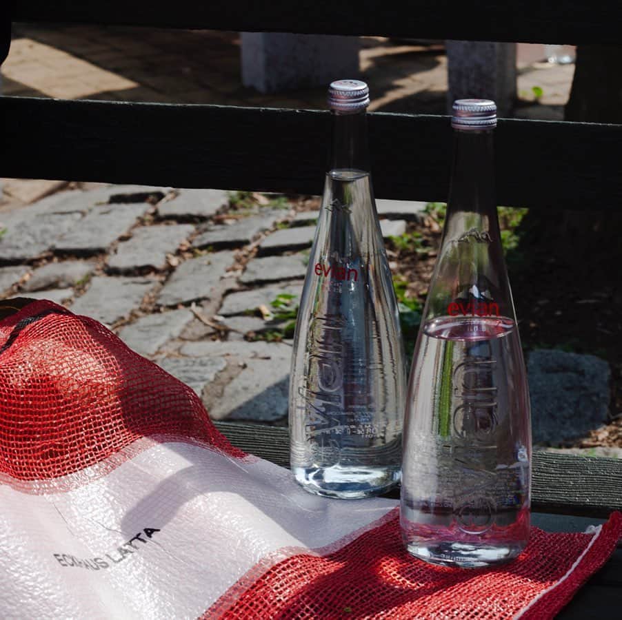 のインスタグラム：「#evianspotted at the @eckhaus_latta Spring-Summer 2021 Ready-to-Wear show in New York City, a sustainable brand we love! 📸 @thomas_mccarty   #evian #evianwater #eckhauslatta #stayhydrated #nyfw」