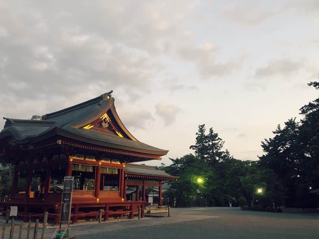 のインスタグラム：「⭐︎ Lyrics Pick-Up⭐︎ 震災後、ふるさとを想って作った楽曲☆  「虹色のひとみ」作詞・作曲:佐野碧  (歌詞を抜粋)  - 虹色な世界　あなたのふるさと 何億年続いてる大地の色 あなたの笑顔　その色消さないで 同じ方向見てる それだけで一つになれるよ-  デビュー曲です。(2012年) 　　  【 AOI SANO plofile】 AOI SANO born in Sendai Japan is a singer-song writer active in Asia. She writes lyrics, composes music, and produces herself. The lyrics she wrote express deep sadness and gently push people’s back. Just after the Higashi Nihon big earthquake in 2011, she started to support the people living there. She also continues support activities in Nepal after the big earthquake in 2015. She appeared on Namaste TV Show in Nepal, which was delivered with You Tube video viewed by more than one million. Every year she hold charity festival in Nepal, more than 5,000 people joined altogether. In Japan, NHK televised her documentary program in 2019, 2020 which called a big topic.    #nepal #虹色のひとみ　#ありがとう　#lyrics #空　#sun #japan #刈り上げ女子 #野球　#baseball #ショートボブ　#nature #beauty #自然　#鎌倉　#kamakura #神奈川　#刈り上げ女子  #tsurugaokahachimangu  #つるがおか八幡宮」