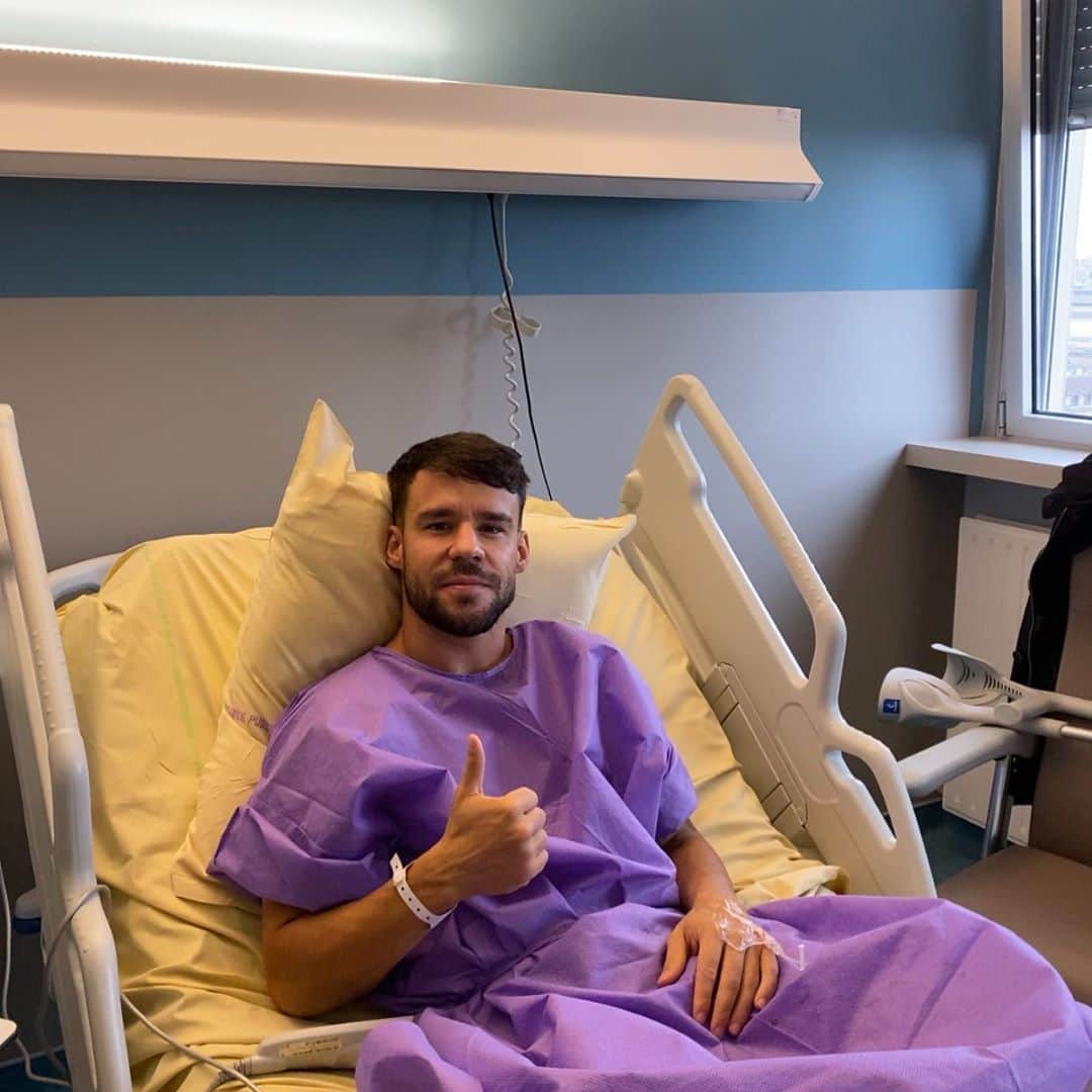 のインスタグラム：「Esta mañana ha sido la operación de mi rodilla y todo ha salido perfecto. Otro pasito más en la recuperación.  Muchas gracias por todos los mensajes de apoyo durante las últimas semanas. 😘😘 Tambien agradecer al Pr. Khiami y todo su equipo por el trabajo realizado.」