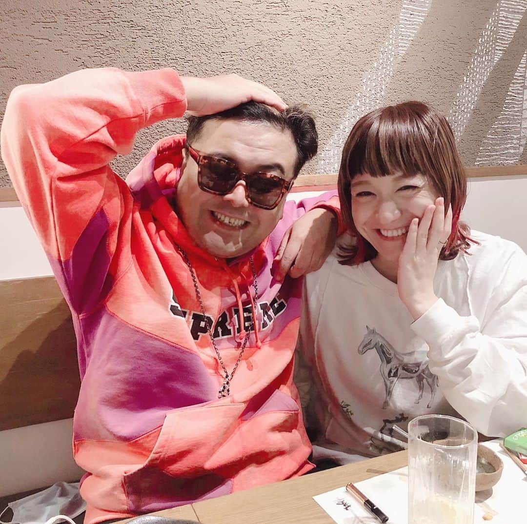 和田美枝のインスタグラム：「クボタ兄やんHBD🎂  色んな写真撮ったあげく、コレがやっぱりいいやぁ〜  会えるタイミングがいつも私が〇〇な時って言う…w  言葉の宝物をくれる愛がある兄やんなんよ🧬🧬🧬  #HBD #久保田兄やん #カマキリと同じ色のマスクしてた #帽子かぶってる写真にしなくてごめんなさい」