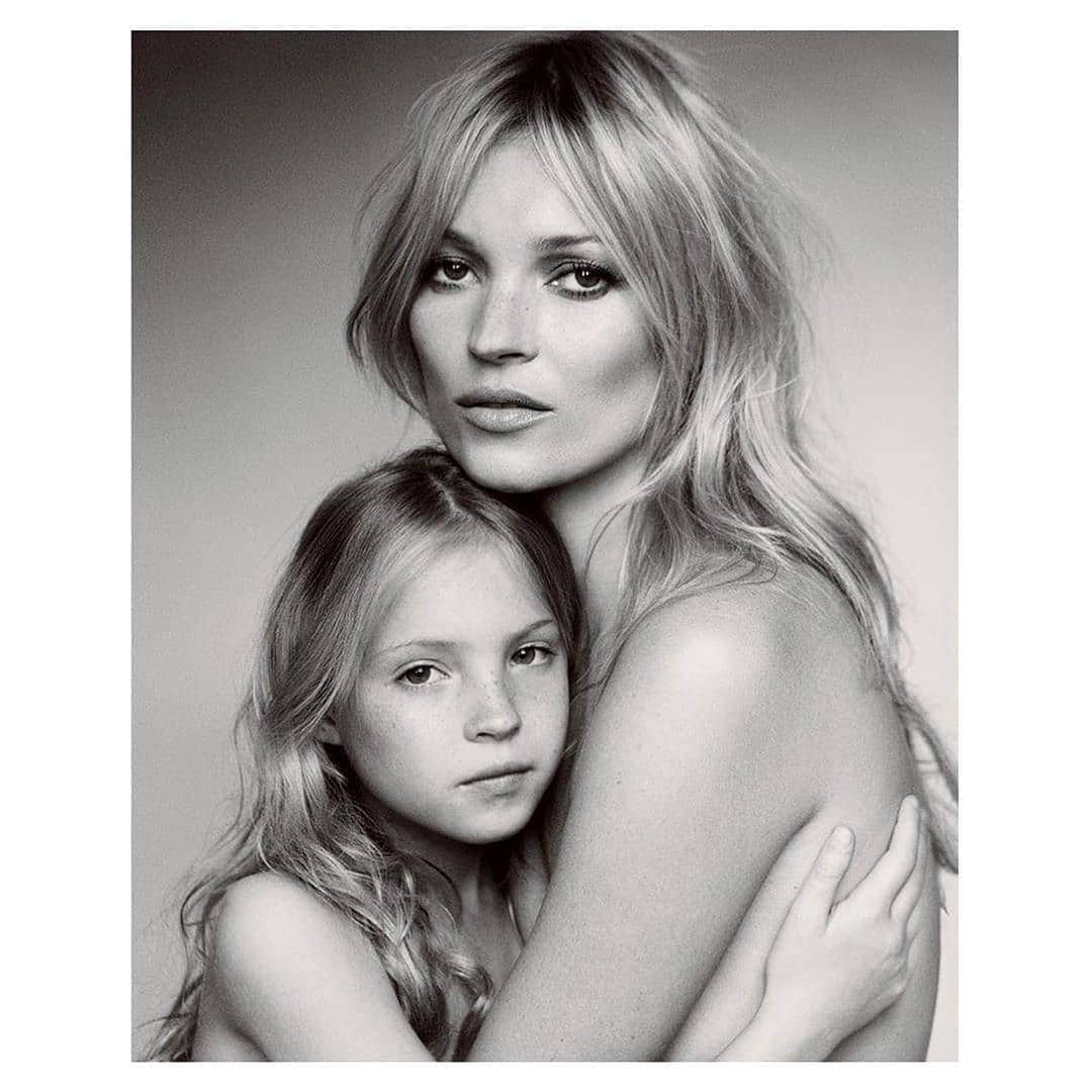マリオ・テスティーノのインスタグラム：「Happy birthday, Lila! I love this tender image of you and your mom. _ ¡Feliz cumpleaños, Lila! Me encanta esta tierna imagen de ti y de tu mamá.   #KateMoss #LilaMoss #MarioTestino」