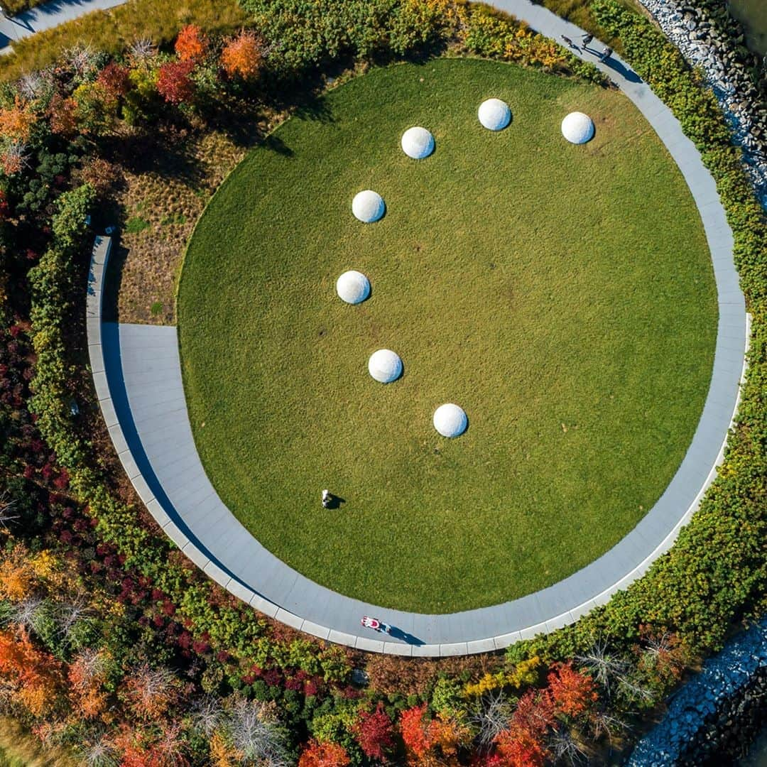 ニューヨーク植物園さんのインスタグラム写真 - (ニューヨーク植物園Instagram)「Explore what it takes to design urban landscapes on the edge, where land meets water. . Renowned landscape architect Thomas Balsley of @swabalsley kicks off this year’s virtual Portfolios Lecture series on October 5 with a discussion of his award-winning work, including Hunter’s Point South Park and more. Later in the month, hear from Gina Ford, cofounder and principal of @Agencylp, followed by Walter Hood, founder and creative director of @hooddesignstudio, as they each share the importance of community and environmental resilience through design. Hit the link in our bio to get your tickets. . Photo: Jonnu Singleton (Hunter’s Point South Park) . #NYBGAdultEd #plantlove」9月30日 1時25分 - nybg