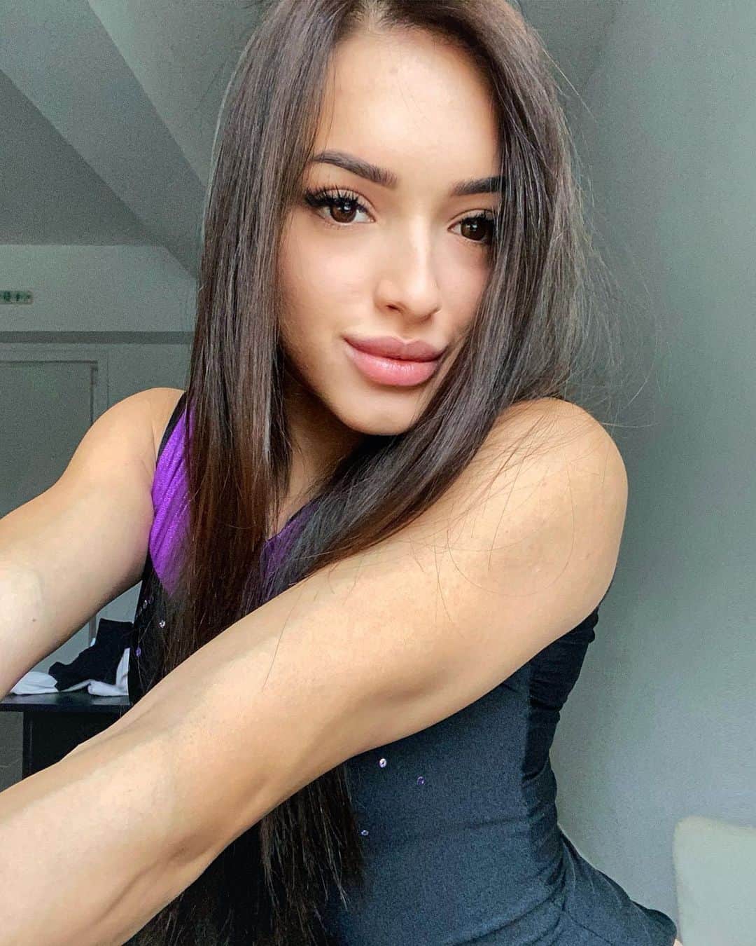 ラリサ・ヨルダケのインスタグラム：「You let the love grow, love let you glow. what goes around, comes around.🌺」