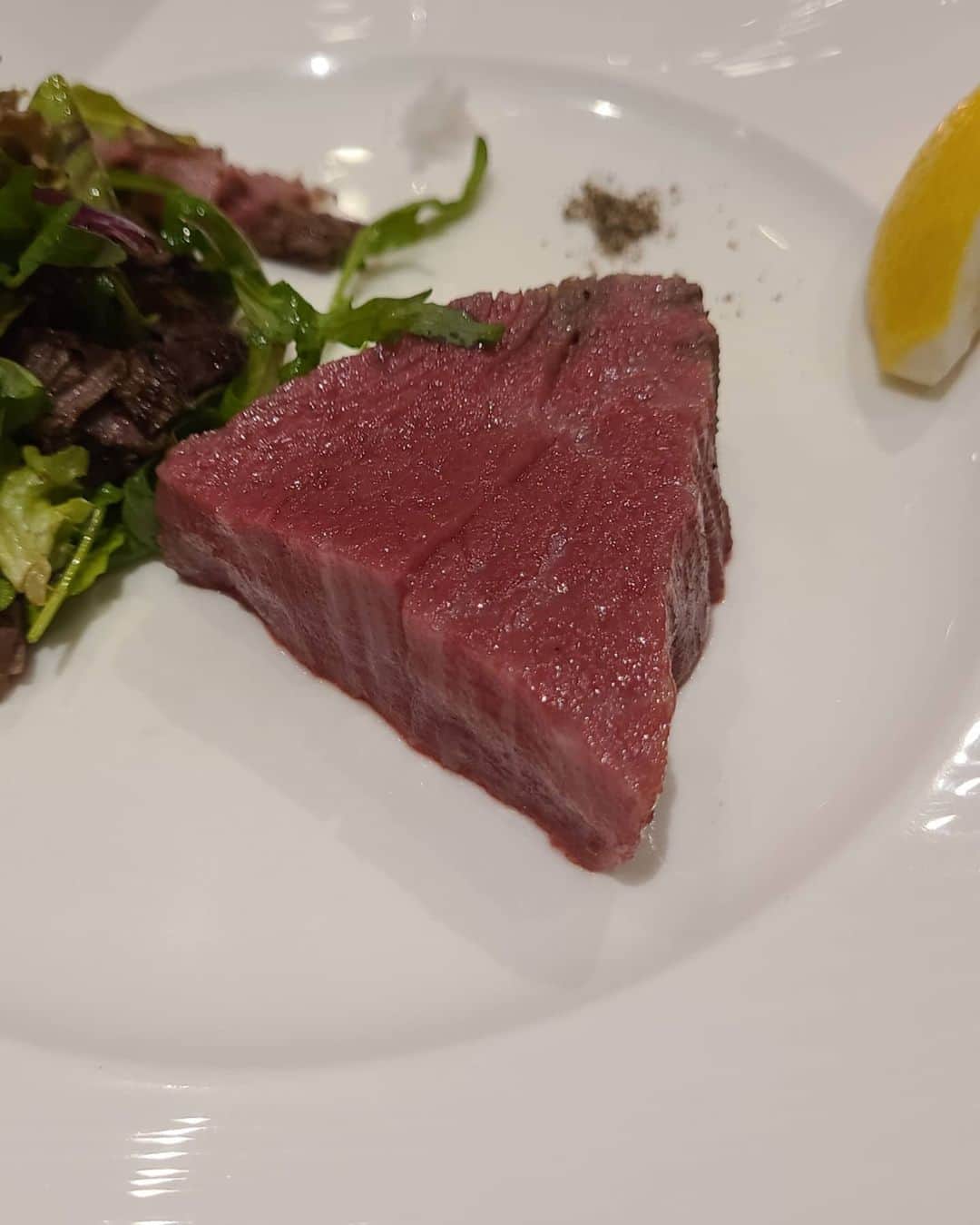 ようこさんのインスタグラム写真 - (ようこInstagram)「会食でございました😋  ８人でしたが密にならずお食事できました✨ お昼と夜と色んなお話ができて新たなお仕事頑張ろうとパワー出ました。  年末に向けて頑張るぞ～👍 えいえいおー‼️  そして今日だけでおよそ3キロは太っただろうから明日からダイエット🐷  #キャビア#低温調理#お肉#うに#トリュフ#たまごかけご飯#鰹 #オマール海老  #食品ロスゼロアクション #ゼロハンガー2020 #国連WFP」9月30日 1時25分 - 0606yoko