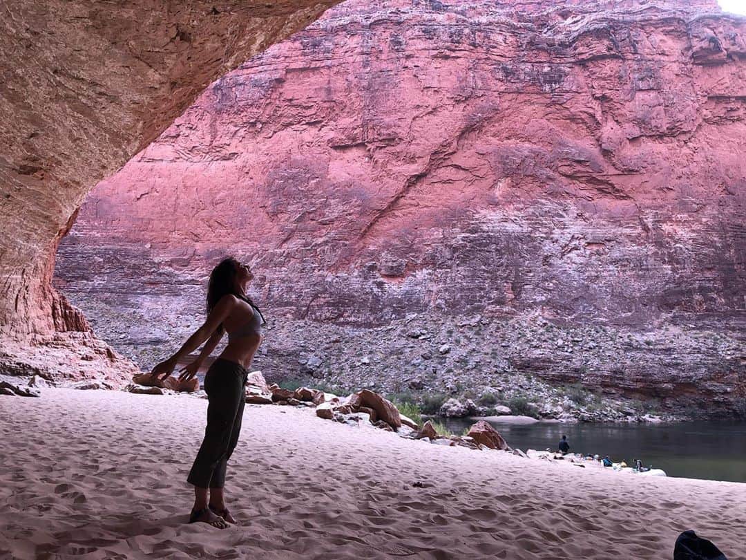 ミア・マエストロのインスタグラム：「The Colorado River has been one of the most abused bodies of water in the United States. Flooded by dams, tribes displaced, ecosystems erased.  Yet it shines in its magnificence and power.  Its voice is strong and loud, its Spirit intact 🌬 Tribal communities facing COVID-19 across the Colorado Plateau are experiencing limited access to food, supplies, and medical care. Many friends have reached out to see how they can help. @grandcanyontrust & @americanrivers have been working relentlessly in the region to support both tribes and ecosystems. So tune into their programs 🙏🏻  For specific COVID tribe relief you can visit https://www.grandcanyontrust.org/support-tribal-communities-facing-covid-19  Last but not least, want to thank @tilliejane2016 who gathered an incredible group of people to join her on this journey. Grateful to have been called in and shared such a life changing trip with a wonderful tribe of people✨」