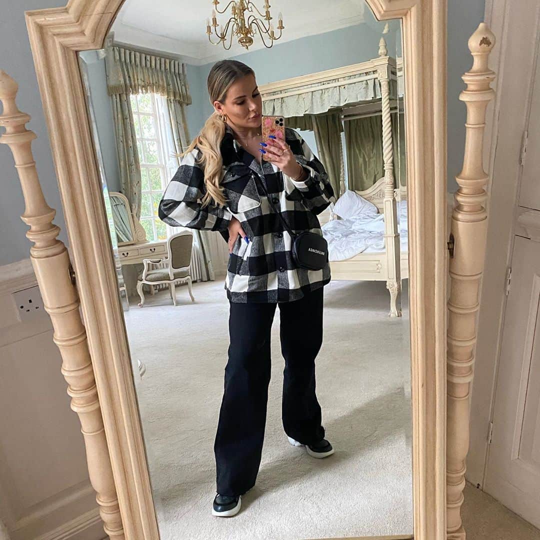 のインスタグラム：「Oversized shirts & wide leg jeans .. oh I love dressing for autumn 🙊 do you prefer summer or winter fashion??」