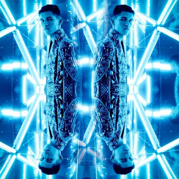 ジュリアンマクドナルドのインスタグラム：「Infiltrating the ultraviolet booth backstage at the #JULIENXGABRIELA SS20 show, @bxdhi successfully emulated the resort lifestyle wearing a fabulous silk kaftan with an engineered marble print and swimming trunks  Booth backstage directed by @will_ainsworth Styling: @karlplewka Casting: @mrsvoguester Makeup: @wendyrowe Hair: @kenpaves  #LFW #LFWSS20 #ss20 #JULIENMACDONALD #GLAMAZONIA @julienxgabriela」