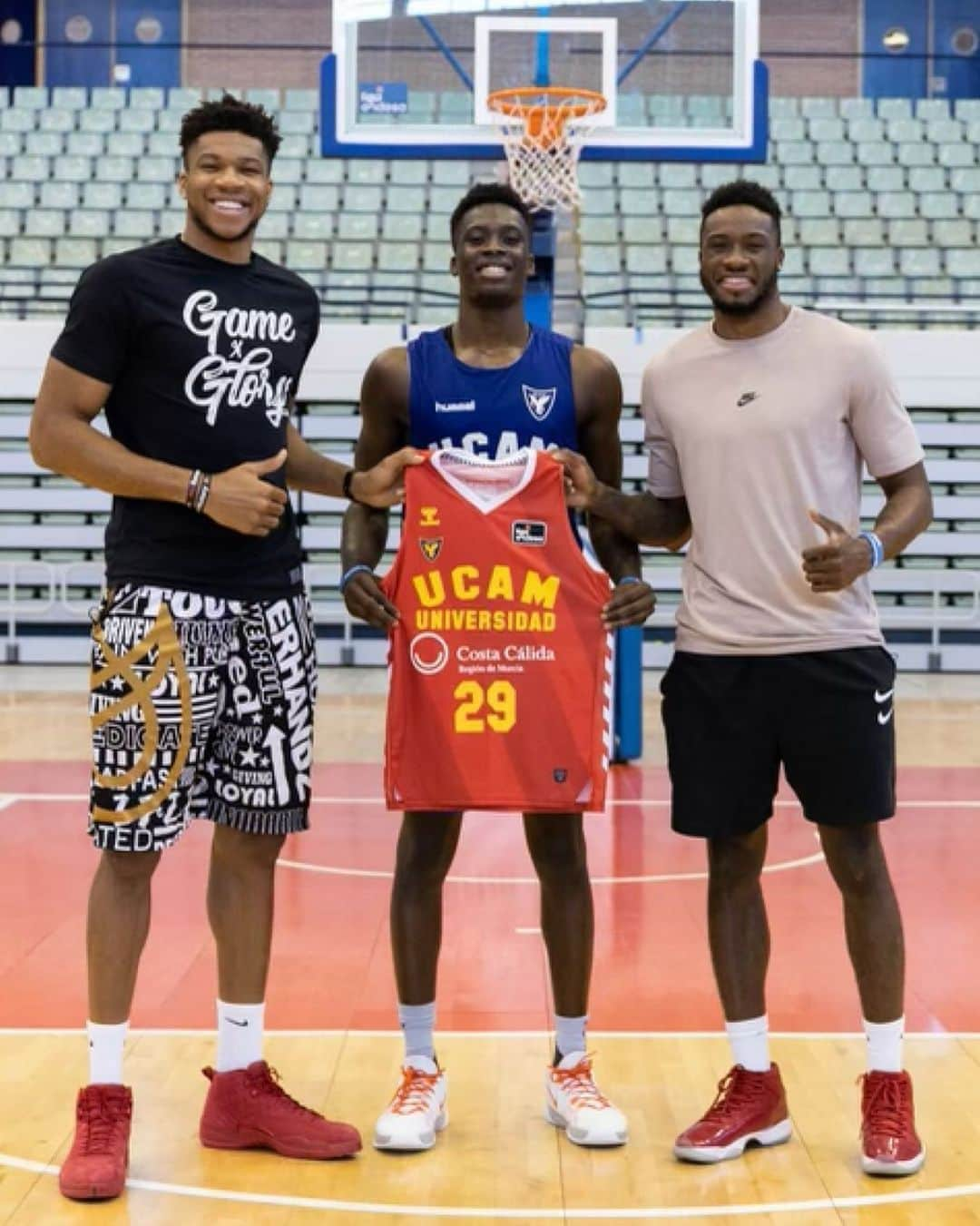 ヤニス・アデトクンボさんのインスタグラム写真 - (ヤニス・アデトクンボInstagram)「Proud of you @alex_ante29! I’m very excited for your journey! 💪🏽💪🏽 #Antetokounbros」9月30日 1時38分 - giannis_an34