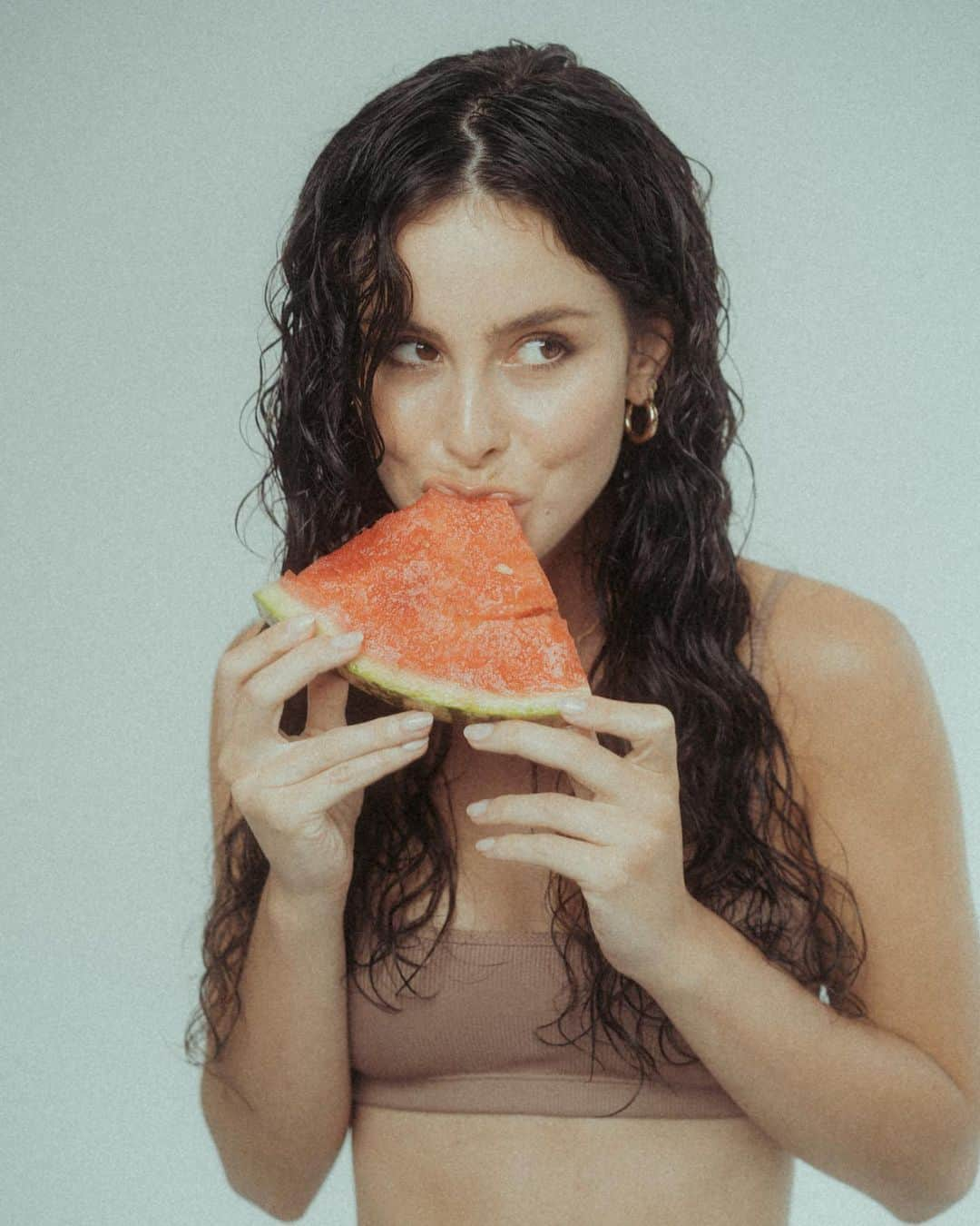 レナ・マイヤー＝ランドルートさんのインスタグラム写真 - (レナ・マイヤー＝ランドルートInstagram)「Goodbye Berlin summer I guess. Darauf noch ein letztes Mal watermelon sugar 🍉♥️ Pics by @huettehuette  Hair and makeup by @philippverheyen  Styled by @leenazimmermann」9月30日 1時39分 - lenameyerlandrut