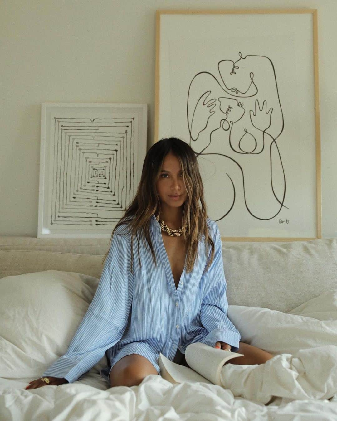 ジュリー・サリニャーナさんのインスタグラム写真 - (ジュリー・サリニャーナInstagram)「Lazy Tuesday in bed 😴☁️✨ @revolve #RevolveU #ad」9月30日 1時43分 - sincerelyjules