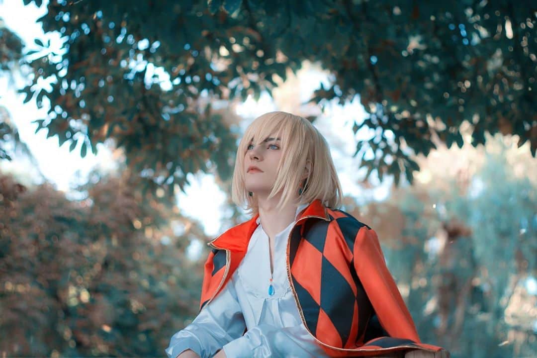 Geheさんのインスタグラム写真 - (GeheInstagram)「✨☁️✨one daydreaming Howl ✨☁️✨ I started reading Howl's moving Castle book recently and it looks promising, has anyone else read it? It's one of my favorite movies so it was about time I started it!   cosplay, wig and accessories from @ezcosplay ✨ Photo by @reinoharu.ph  #HowlsMovingCastle #cosplay #howlcosplay」9月30日 1時45分 - geheichou