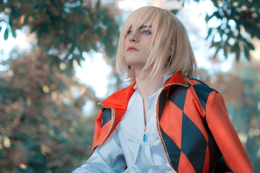 Geheさんのインスタグラム写真 - (GeheInstagram)「✨☁️✨one daydreaming Howl ✨☁️✨ I started reading Howl's moving Castle book recently and it looks promising, has anyone else read it? It's one of my favorite movies so it was about time I started it!   cosplay, wig and accessories from @ezcosplay ✨ Photo by @reinoharu.ph  #HowlsMovingCastle #cosplay #howlcosplay」9月30日 1時45分 - geheichou