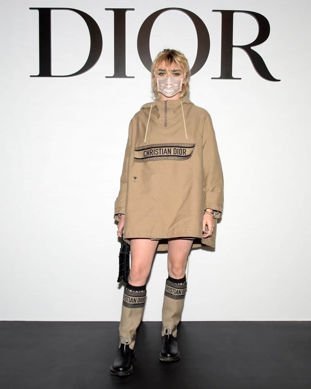 クリスチャンディオールさんのインスタグラム写真 - (クリスチャンディオールInstagram)「Actress @Maisie_Williams kept her look young, fresh and sporty as she arrived to attend the #DiorSS21 show from @MariaGraziaChiuri wearing a #DiorFall20 parka and shorts. #StarsinDior」9月30日 1時45分 - dior