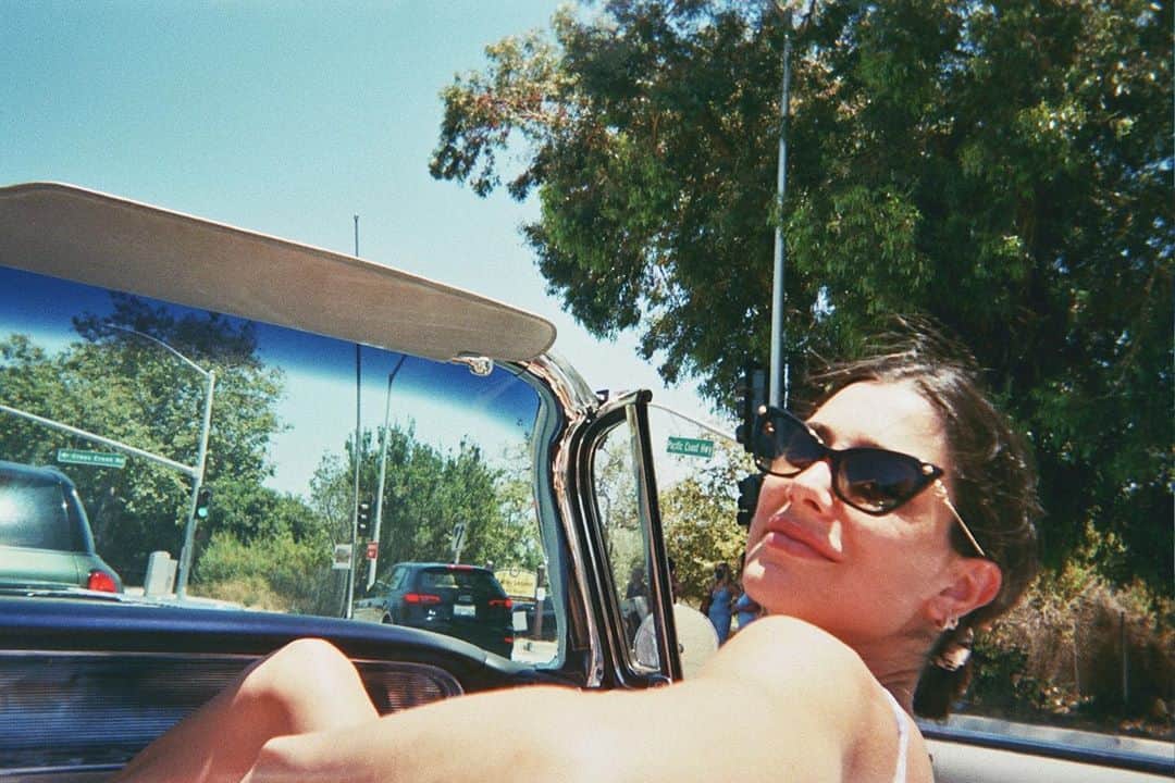 ローレン・ペルツのインスタグラム：「Get in loser, we’re going to register you to #vote!」