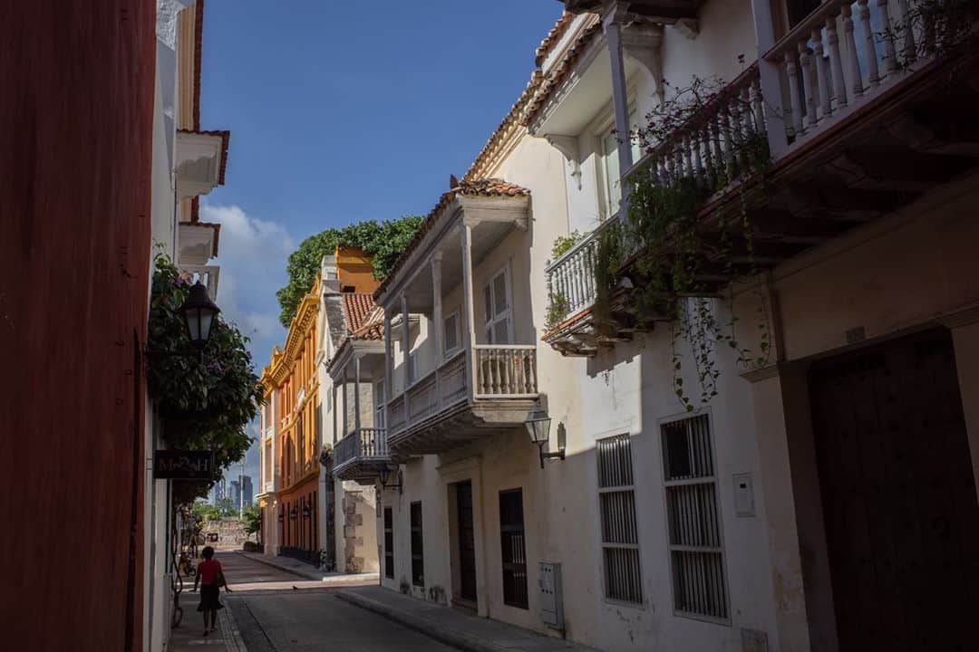 National Geographic Travelさんのインスタグラム写真 - (National Geographic TravelInstagram)「Photos by @juancristobalcobo / The city of Cartagena is a major tourist attraction in Colombia, and its streets are usually bustling with people from all over the world. But since the start of the pandemic and the subsequent lockdowns, it remains mostly empty with just a few locals venturing out, giving it a strange but at the same time delightful feeling. #cartagena #colombia #juancristobalcobo」9月30日 1時59分 - natgeotravel