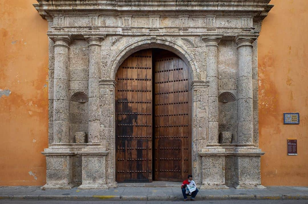 National Geographic Travelさんのインスタグラム写真 - (National Geographic TravelInstagram)「Photos by @juancristobalcobo / The city of Cartagena is a major tourist attraction in Colombia, and its streets are usually bustling with people from all over the world. But since the start of the pandemic and the subsequent lockdowns, it remains mostly empty with just a few locals venturing out, giving it a strange but at the same time delightful feeling. #cartagena #colombia #juancristobalcobo」9月30日 1時59分 - natgeotravel