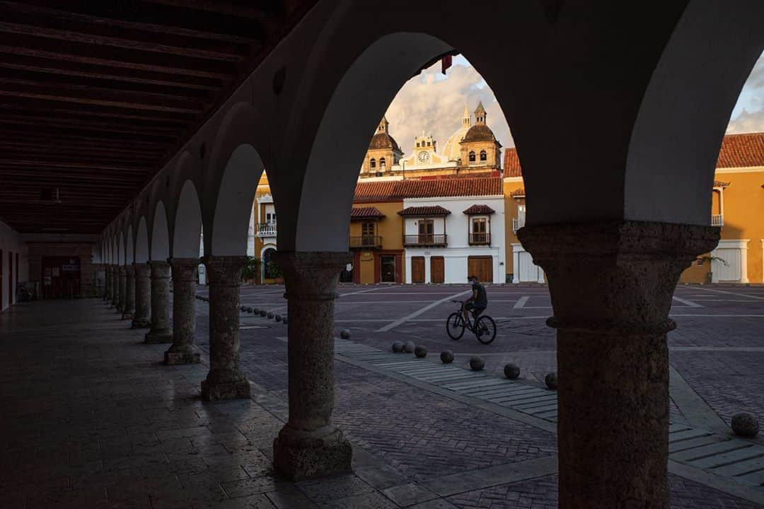 National Geographic Travelさんのインスタグラム写真 - (National Geographic TravelInstagram)「Photos by @juancristobalcobo / The city of Cartagena is a major tourist attraction in Colombia, and its streets are usually bustling with people from all over the world. But since the start of the pandemic and the subsequent lockdowns, it remains mostly empty with just a few locals venturing out, giving it a strange but at the same time delightful feeling. #cartagena #colombia #juancristobalcobo」9月30日 1時59分 - natgeotravel