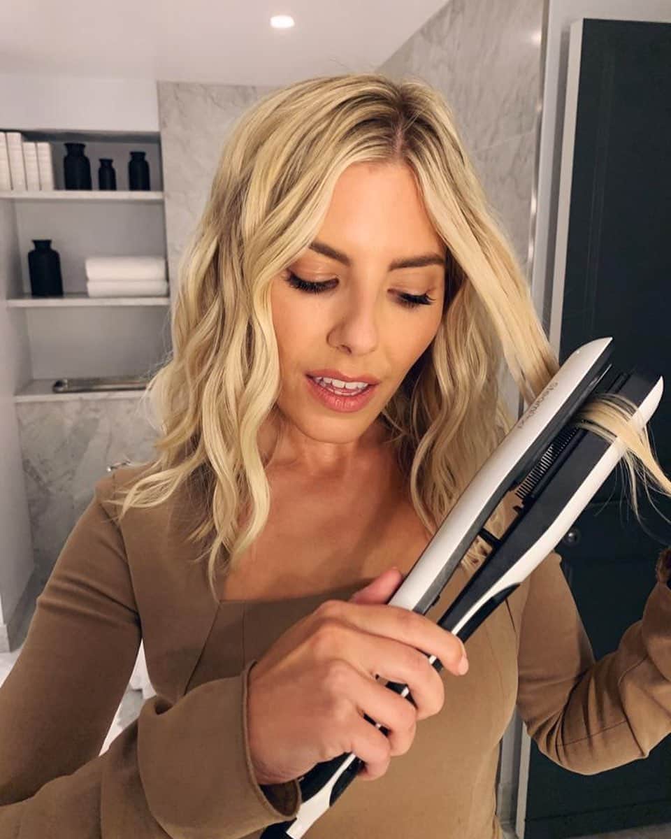 Mollie Kingさんのインスタグラム写真 - (Mollie KingInstagram)「#AD I had a lot of comments on my IGTV post at the weekend about what hair tool I was using!  So this is it - the L’Oréal Steampod 3.0 from @lookfantastic, I swear by it!  This was last night getting ready for the @lorealpro ‘Stronger Together’ virtual event.  I’ve always been such a huge fan of L’Oréal growing up so I was thrilled to be asked to host their exciting professional hairdressing event - thanks to everyone who took part – what an incredible industry! 👏🏼」9月30日 1時58分 - mollieking
