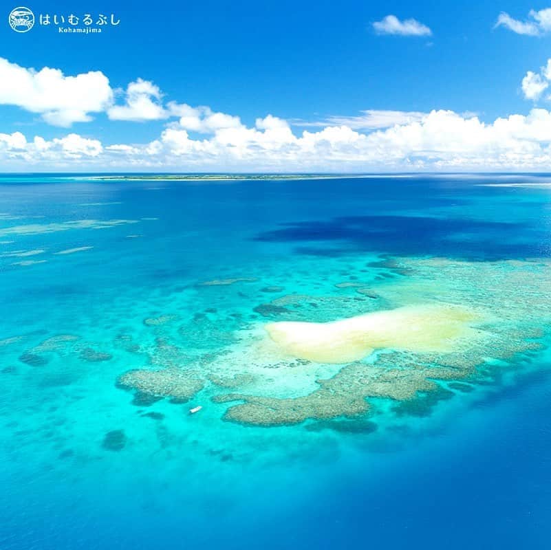 HAIMURUBUSHI はいむるぶしさんのインスタグラム写真 - (HAIMURUBUSHI はいむるぶしInstagram)「小浜島・はいむるぶしから癒しの風景をお届けします。 八重山ブルーの海に浮かぶ白い島。 サンゴの欠片が自然に堆積した小バラス島。 小波が打ち寄せる水中ではカラカラと心地よい音色が響いています。 #沖縄 #八重山諸島 #小バラス島 #サンゴ #小浜島 #リゾート #ホテル #はいむるぶし」9月30日 1時58分 - haimurubushi_resorts