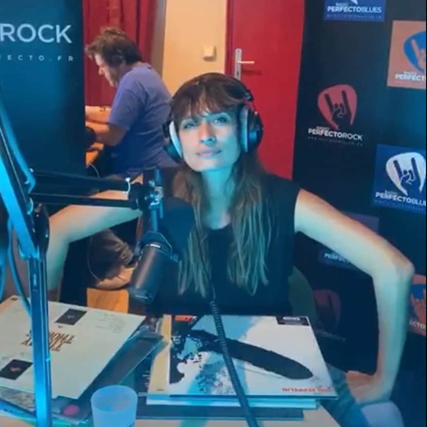 カロリーヌ・ド・メグレのインスタグラム：「Je passe des vinyls et vous raconte des histoires de 21h30 à 22h30 tout à l’heure sur @radioperfecto ✌️❤️ dans l’émission #radioyaya」