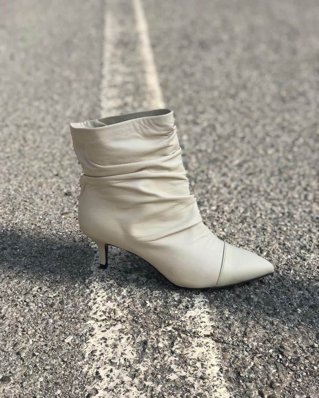 イズロさんのインスタグラム写真 - (イズロInstagram)「#islo #isloisabellalorusso #isloshoes #shoes #ankleboots #leather #heels #tacchi #fashion #style #shopping #shoesaddict #shoeslover #shooting #newcollection #fw #newin #musthave #madeinitaly #staytuned #chiara」9月30日 1時57分 - islo_isabellalorusso