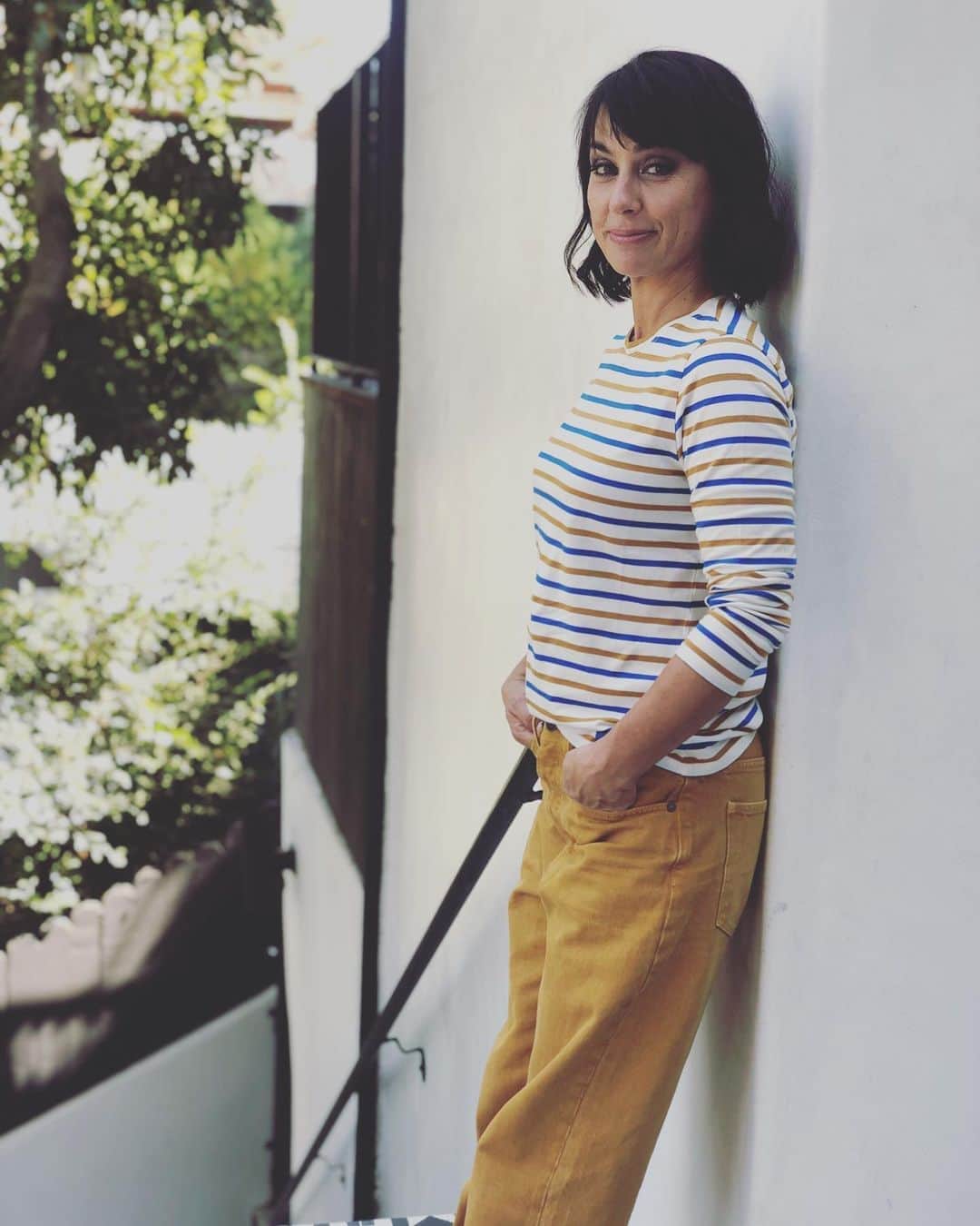 コンスタンス・ジマーのインスタグラム：「#TwoforTuesday! ONE: I’m on @sophiabush @workinprogress podcast today (that we recorded way back when 2020 was the most anticipated year, remember that?) TWO: I love @madewell and when they team up with another company I love (@kule) to do a limited edition collaboration, I jump on it! Already obsessed with these DAD JEANS and I’m a sucker for stripes! Grab something before they sell out! (The leopard print with the stripe is super cute too!) While you’re there grab some #vote pins too that benefit @aclu_nationwide (We tried to match photo shoots...1 📷 by #my12yrold, 2 📷 by @violetartistry) #tuesdayvibes #madewellxkule」
