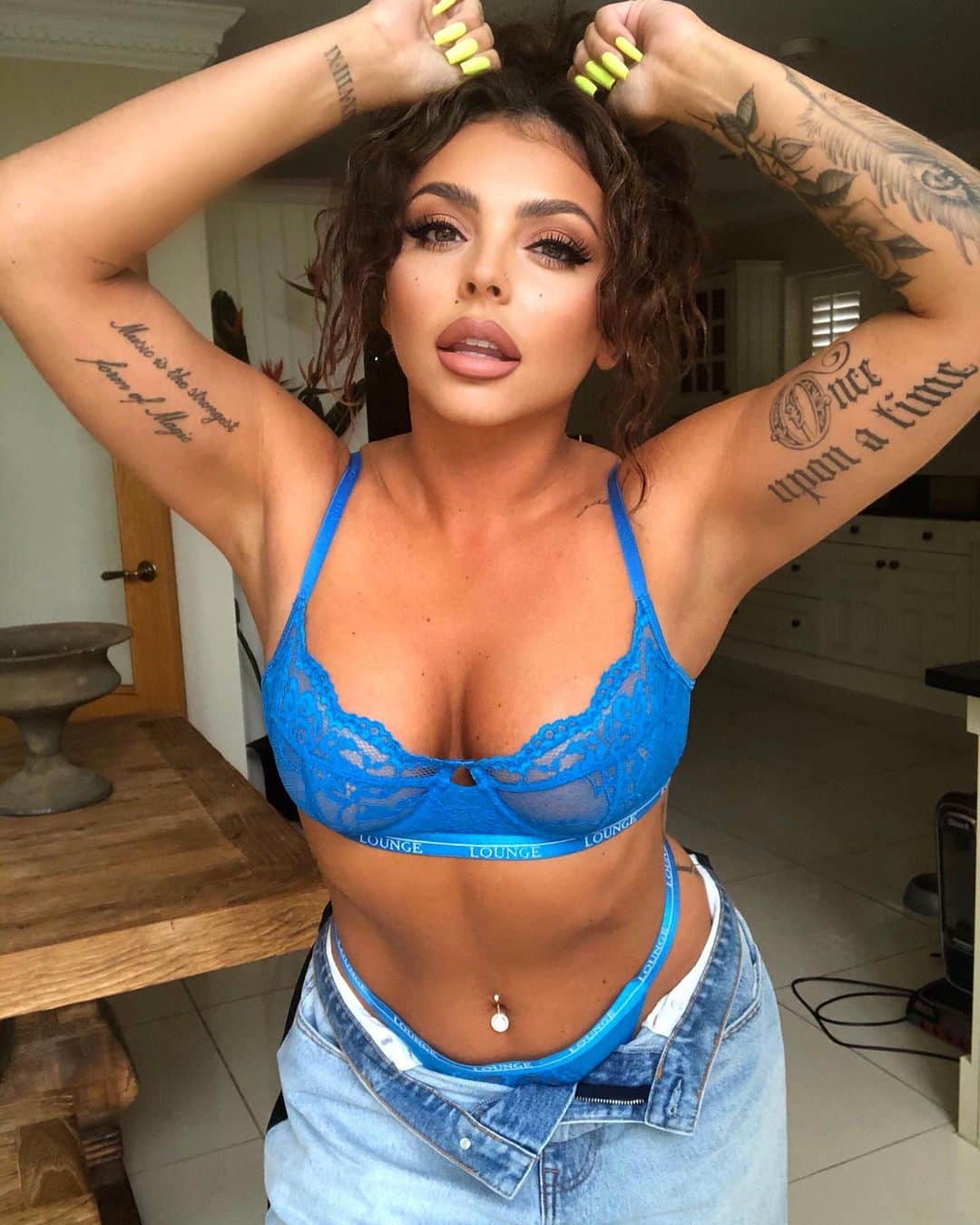 ジェシー・ネルソンのインスタグラム：「You turn my whole world misty blue 💙 @loungeunderwear」