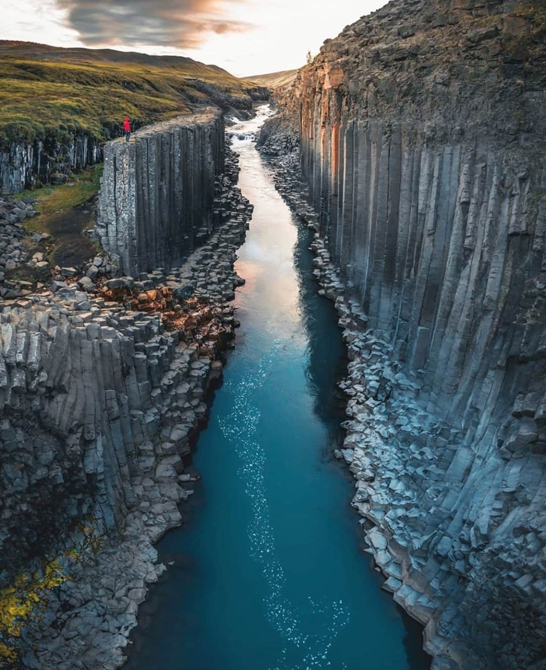 Earth Picsさんのインスタグラム写真 - (Earth PicsInstagram)「Stuðlagil Canyon in Iceland 😍 Tag someone you would take here! 📷@_marcelsiebert」9月30日 2時00分 - earthpix