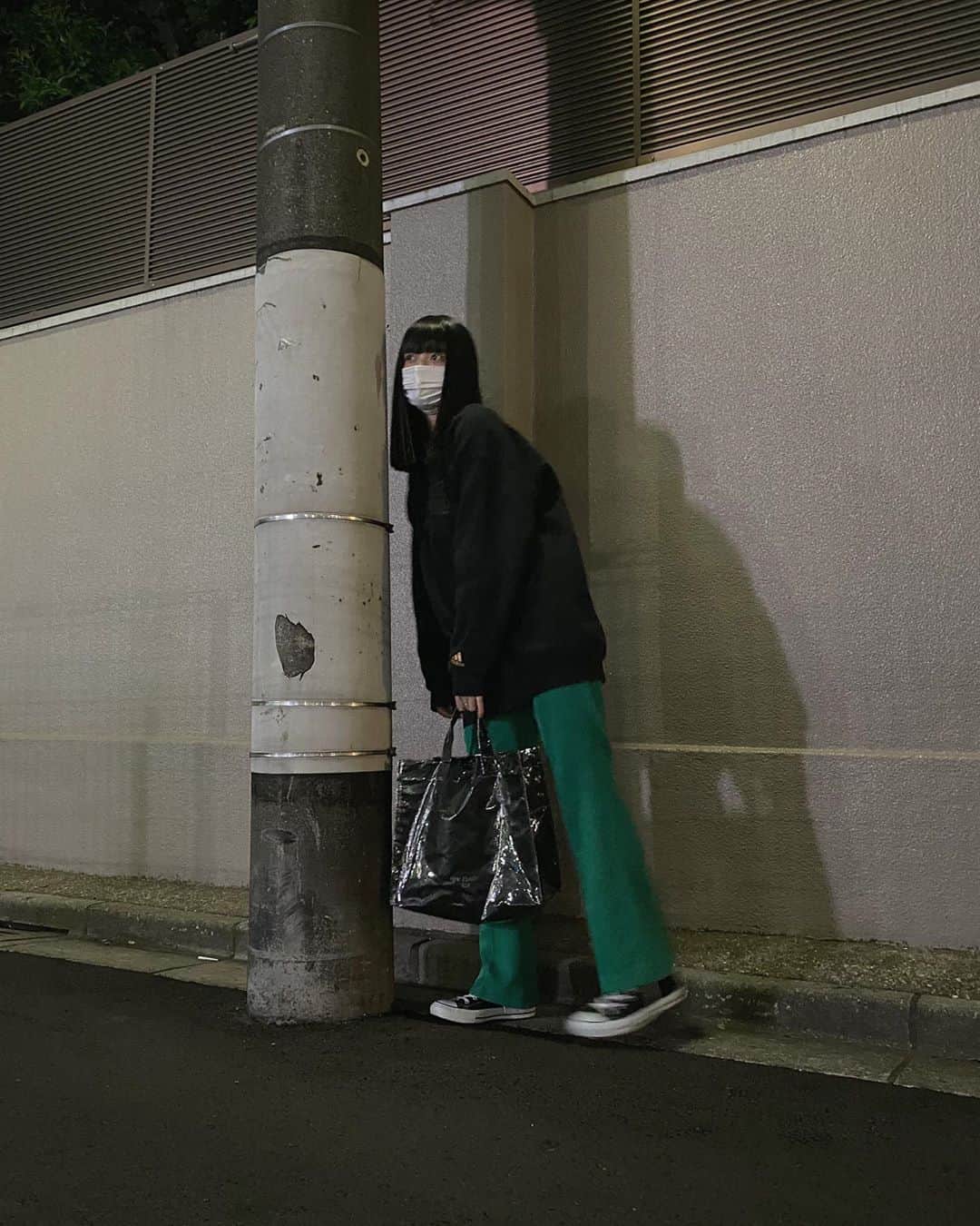 人見古都音のインスタグラム：「涼しくなったから夜の散歩した🍃 その時の、ゆるゆるコーデ  胸元の刺繍が可愛いのに隠しちゃってるんだよな〜」