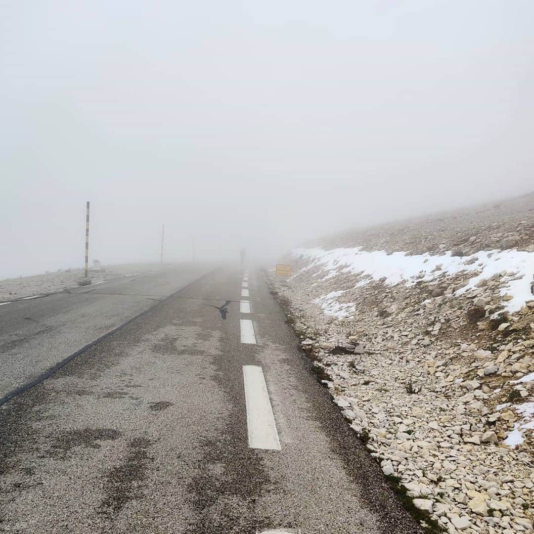 Paulien COUCKUYTさんのインスタグラム写真 - (Paulien COUCKUYTInstagram)「✅ MONT VENTOUX [Bédoin -> Malaucène]! 🚴‍♀️🏞️ Een ervaring om niet snel te vergeten! Afgezien tot de hoogste graad: 1600 hoogtemeters, 2°C, mist en wind van 20km/u ! ☠️☠️☠️  . . . #montventoux #mountenbike #crazyexperience #KO #charactergrowth #roadtothetop #lifegoals #fuelyourgoals #etixxsportsnutrition 🙏🏼」9月30日 2時01分 - pauliencouckuyt