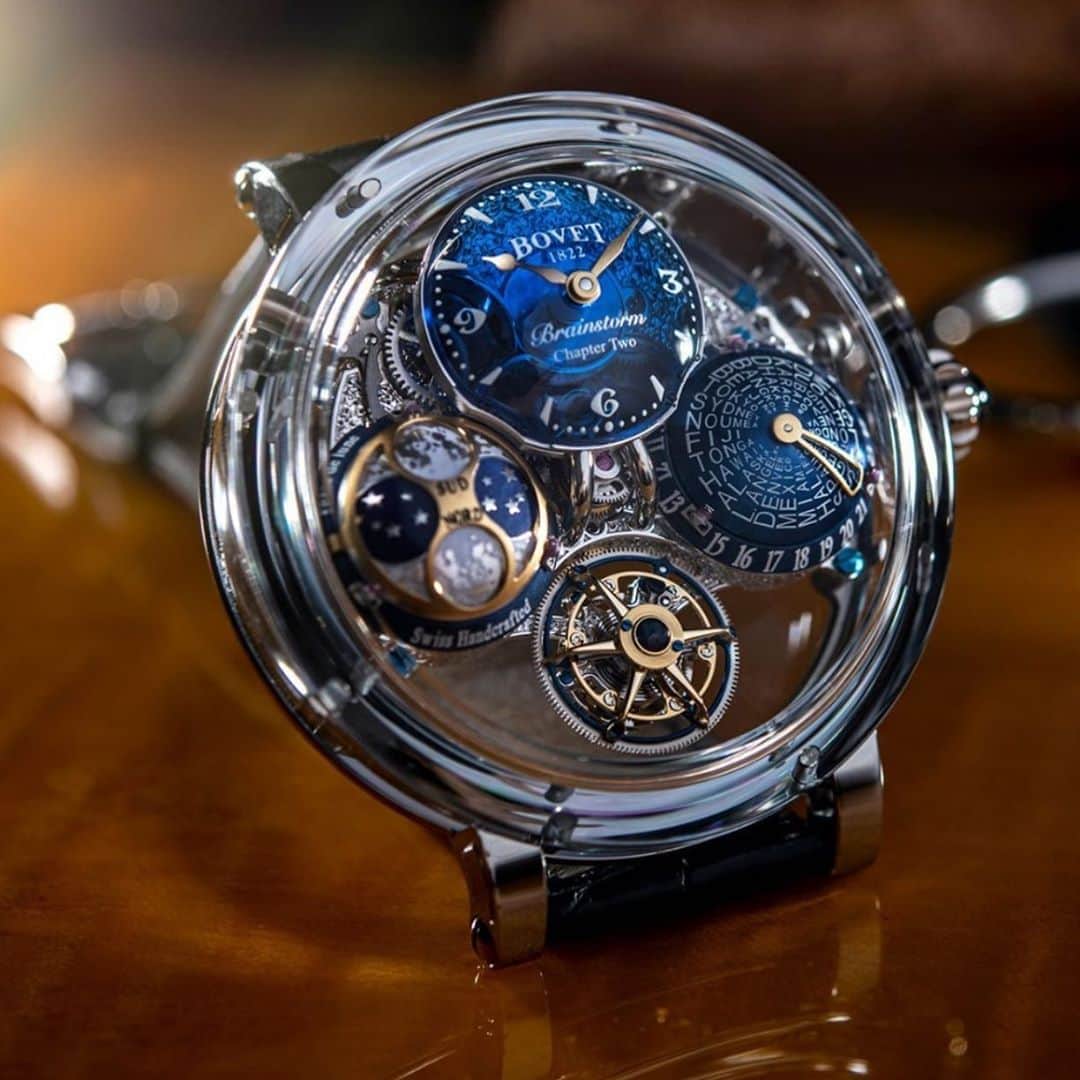 WATCHMANIAさんのインスタグラム写真 - (WATCHMANIAInstagram)「@bovet1822 The Récital 26 Brainstorm®️ Chapter Two, nominated by the 2020 GPHG jury in the Mechanical Exception category, features a three-dimensional V-shaped needle that allows the collector to display the time zone of choice.  This clever and innovative combination, united with the dome, allows for optimal readability offering an intuitive world time function, which allows for the time in each of the 24 time zones to be read simultaneously.  #bovet #bovet1822 #bovetwatches #bovetwatch #recital26 #horology #watchmania」9月30日 2時04分 - watchmania
