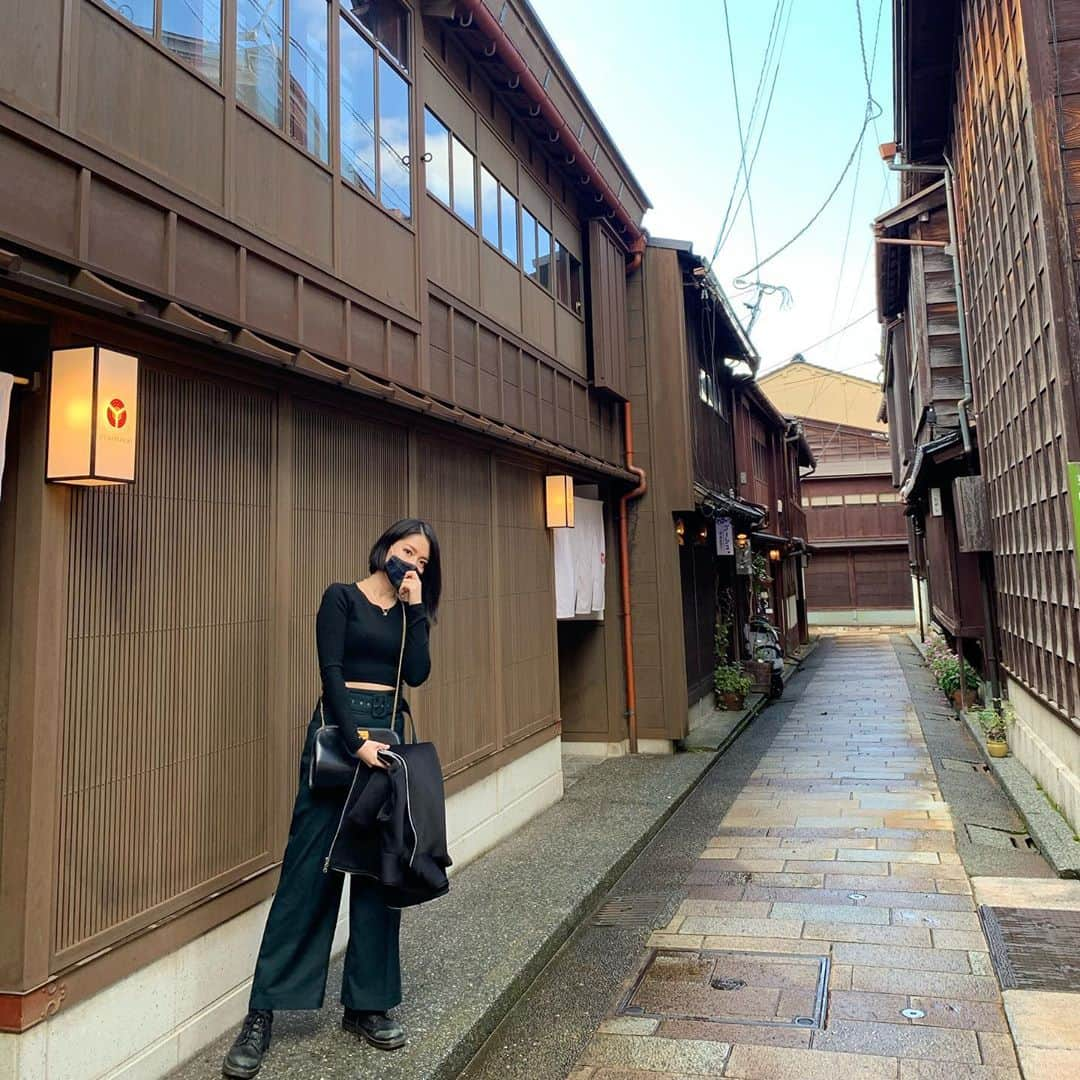 ERYさんのインスタグラム写真 - (ERYInstagram)「先日、女三人ぶらり金沢旅してきました。東京都もGO TOが始まるというのに、その直前に。笑 そういう不器用な私達も悪くないじゃん？ というわけで、市場や茶屋街を歩いたり美味しいお寿司を食べたり、金沢21世紀美術館を観たり。 みんなで氣志團万博オンラインを観たり、カラオケに行ったりパンケーキを食べたり道行く人がみんな親切だったり。 図書館に行ったら帰りのタクシーがなかなか捕まらなかったり。 最高の一泊二日でござーした。 ネックレスは届いたばかりのプエルタの新作、三日月です。可愛い。 #金沢 #金沢旅行  #ハルカリサERY #ひがし茶屋街  #金沢21世紀美術館 #海みらい図書館  #近江町市場  #氣志團万博 #氣志團万博2020  #氣志團万博最高かよ  #puertadelsol」9月30日 2時10分 - bass_ery