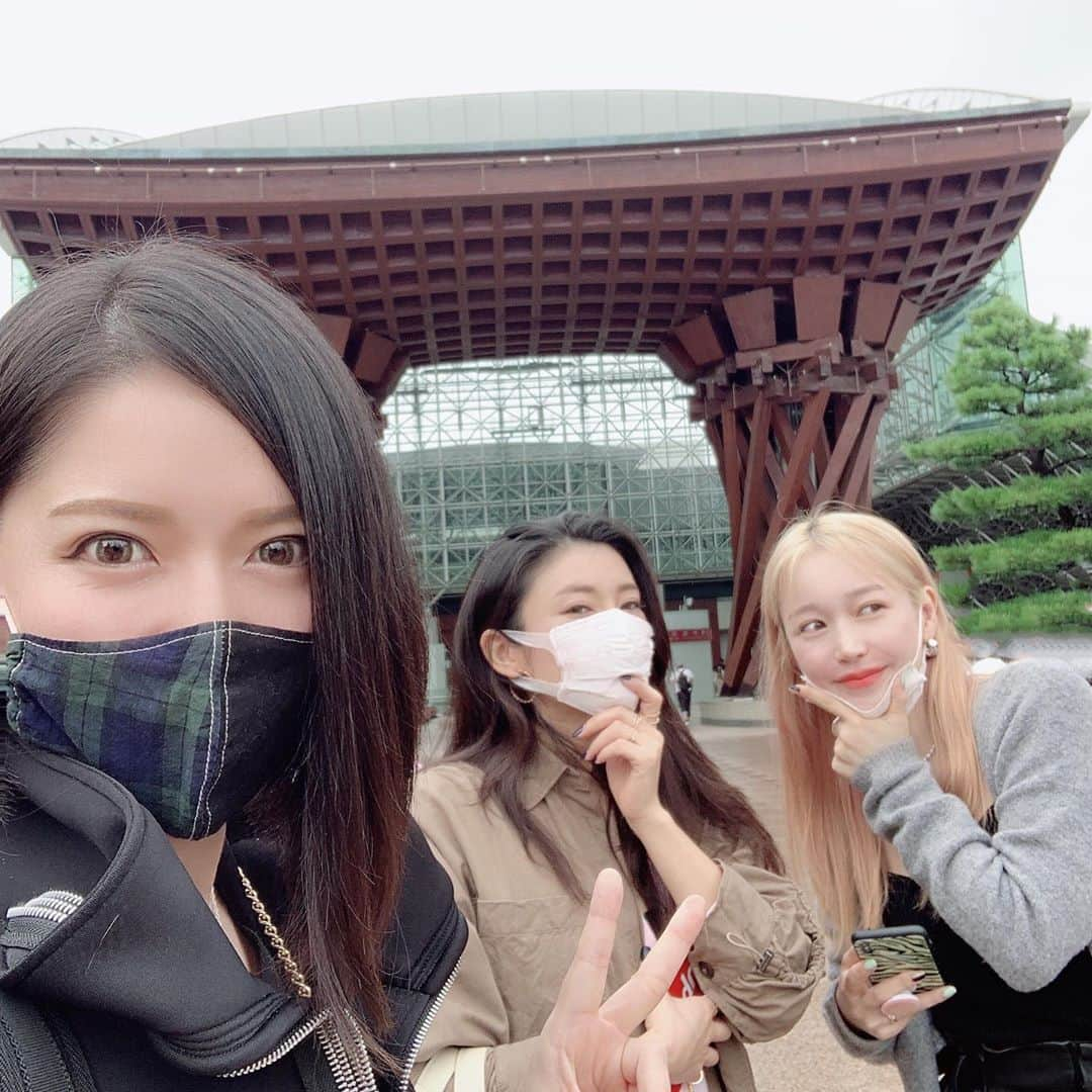 ERYさんのインスタグラム写真 - (ERYInstagram)「先日、女三人ぶらり金沢旅してきました。東京都もGO TOが始まるというのに、その直前に。笑 そういう不器用な私達も悪くないじゃん？ というわけで、市場や茶屋街を歩いたり美味しいお寿司を食べたり、金沢21世紀美術館を観たり。 みんなで氣志團万博オンラインを観たり、カラオケに行ったりパンケーキを食べたり道行く人がみんな親切だったり。 図書館に行ったら帰りのタクシーがなかなか捕まらなかったり。 最高の一泊二日でござーした。 ネックレスは届いたばかりのプエルタの新作、三日月です。可愛い。 #金沢 #金沢旅行  #ハルカリサERY #ひがし茶屋街  #金沢21世紀美術館 #海みらい図書館  #近江町市場  #氣志團万博 #氣志團万博2020  #氣志團万博最高かよ  #puertadelsol」9月30日 2時10分 - bass_ery