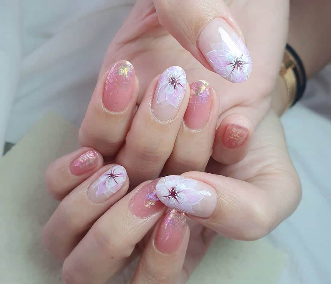 Yingさんのインスタグラム写真 - (YingInstagram)「Design adapted from @itohanako 😍  Base colour is PREGEL Tulle Grege and Pale Almond. Also used PREANFA Aurora Flakes in Citrine and Volcano! Flowers done with PREGEL Art Liner gels and Drop Series colours.  Items can be purchased at @nailwonderlandsg 🤗 . . . 🛒 www.nailwonderland.com⁣⁣ 📍20A Penhas Road, Singapore 208184⁣⁣ (5 minutes walk from Lavender MRT)⁣⁣ .  I am currently only able to take bookings from my existing pool of customers. If I have slots available for new customers, I will post them on my IG stories. Thank you to everyone who likes my work 🙏 if you need your nails done, please consider booking other artists at @thenailartelier instead ❤  #ネイルデザイン  #ネイルアート #ネイル #ジェルネイル #nailart #네일아트 #pregel #プリジェル #nails #gelnails #sgnailsalon」9月30日 2時11分 - nailartexpress