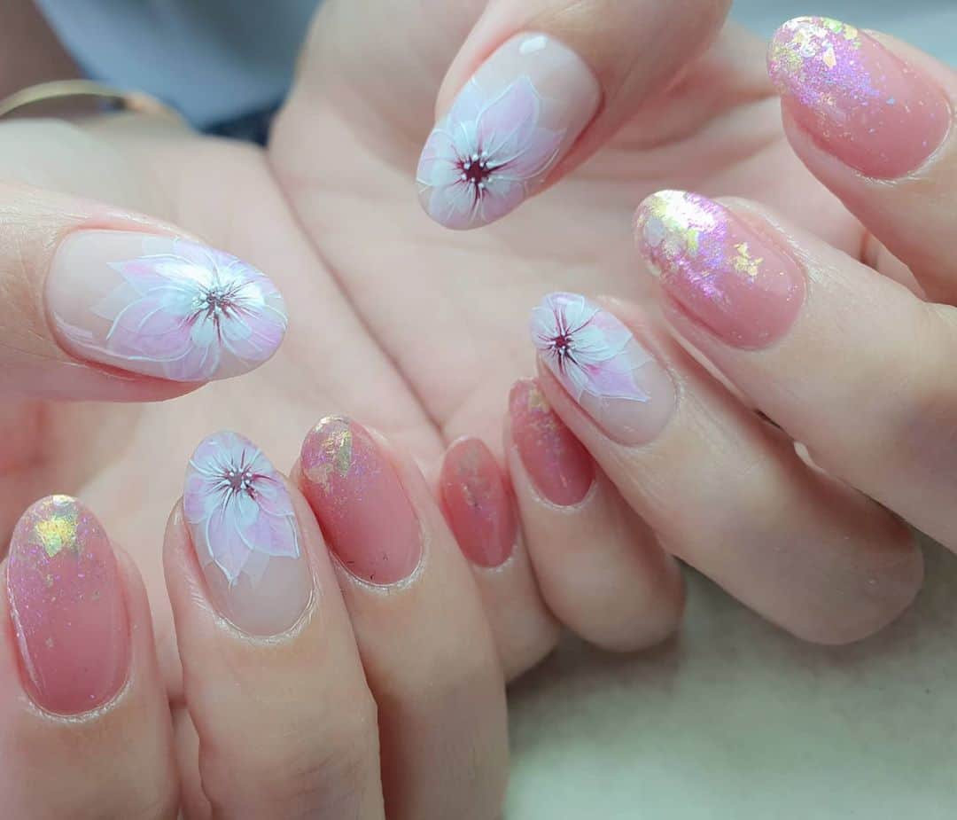 Yingさんのインスタグラム写真 - (YingInstagram)「Design adapted from @itohanako 😍  Base colour is PREGEL Tulle Grege and Pale Almond. Also used PREANFA Aurora Flakes in Citrine and Volcano! Flowers done with PREGEL Art Liner gels and Drop Series colours.  Items can be purchased at @nailwonderlandsg 🤗 . . . 🛒 www.nailwonderland.com⁣⁣ 📍20A Penhas Road, Singapore 208184⁣⁣ (5 minutes walk from Lavender MRT)⁣⁣ .  I am currently only able to take bookings from my existing pool of customers. If I have slots available for new customers, I will post them on my IG stories. Thank you to everyone who likes my work 🙏 if you need your nails done, please consider booking other artists at @thenailartelier instead ❤  #ネイルデザイン  #ネイルアート #ネイル #ジェルネイル #nailart #네일아트 #pregel #プリジェル #nails #gelnails #sgnailsalon」9月30日 2時11分 - nailartexpress