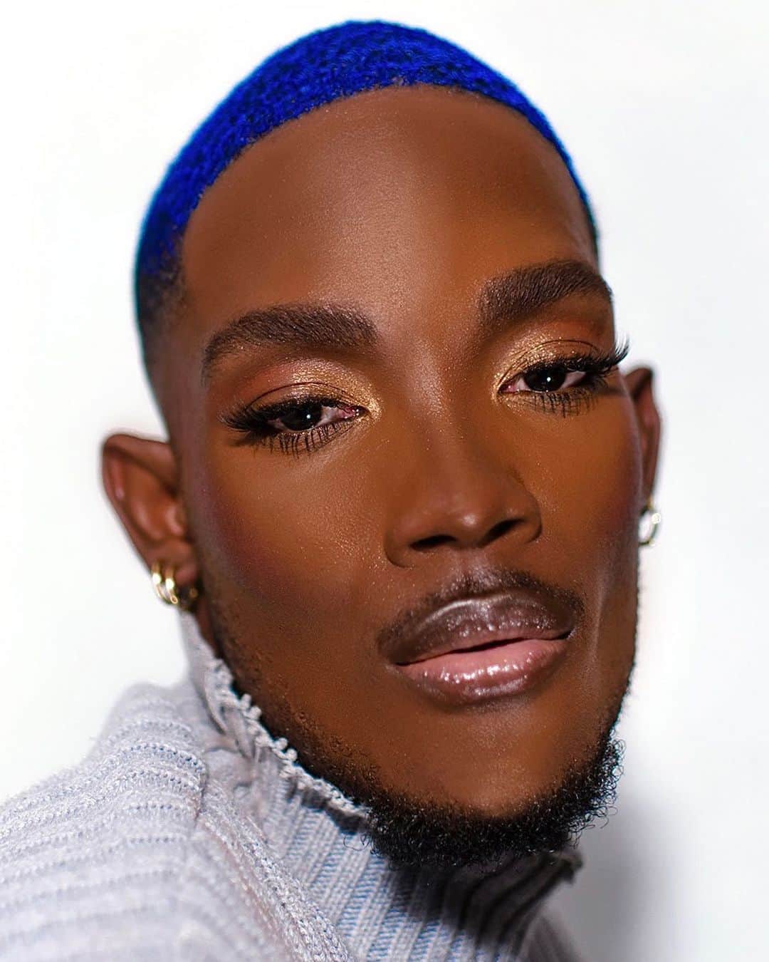 Smashboxのインスタグラム：「Have you ever seen skin so fresh? brb, picking ourselves up off the floor. We asked, @dylandavii CAME.✨⁣ ⠀⠀⠀⠀⠀⠀⠀⠀⠀⁣ Get the look:⁣ Prep: Primerizer, Primer water, Photo Finish Oil & Shine Control ⁣ Halo Healthy Glow Tinted Moisturizer in “Deep”⁣ Halo Golden Bronze Highlight Duo⁣ Gloss Angeles Lip Gloss in “Beachy Keen”⁣ Halo Fresh Setting & Perfecting Powder in “Dark”⁣ To set: Photo Finish Weightless Setting Spray」