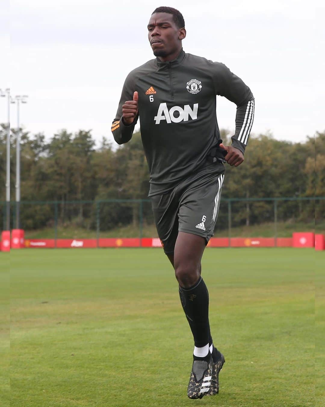 ポール・ポグバさんのインスタグラム写真 - (ポール・ポグバInstagram)「Back again, tomorrow! 💪🏾 #MUFC」9月30日 2時19分 - paulpogba